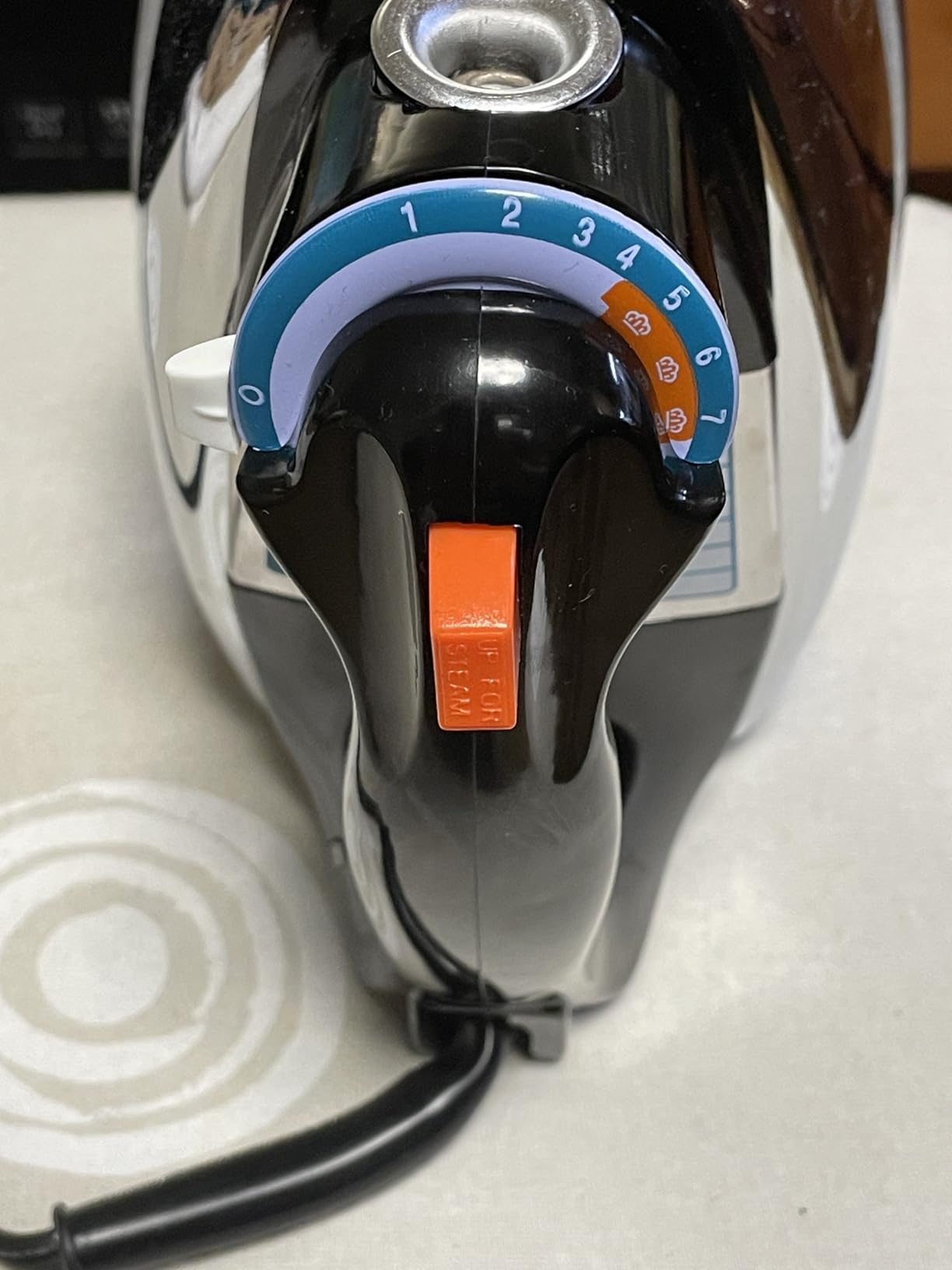 BLACK+DECKER Classic Steam Iron with Aluminum Soleplate | Steam or dry iron with 7 temperature settings, anti-drip design and smooth aluminum soleplate customer photo 1