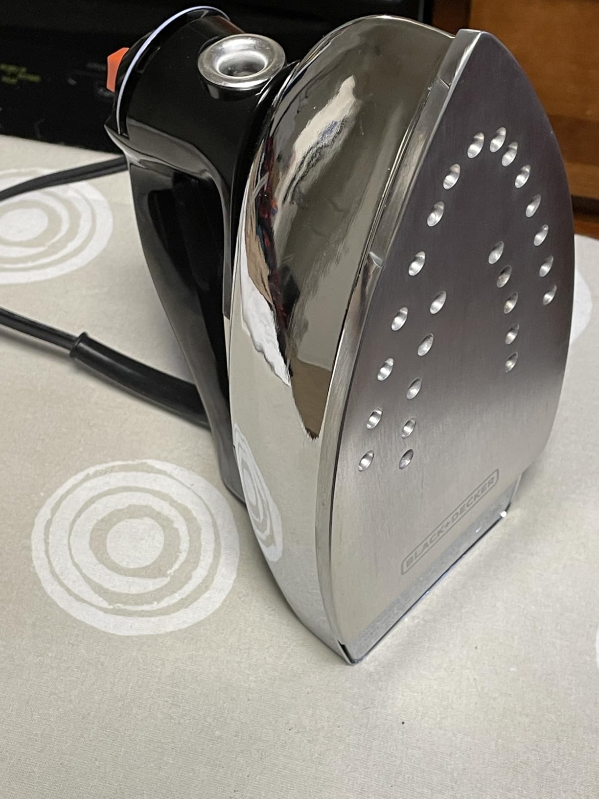 BLACK+DECKER Classic Steam Iron with Aluminum Soleplate | Steam or dry iron with 7 temperature settings, anti-drip design and smooth aluminum soleplate customer photo 2