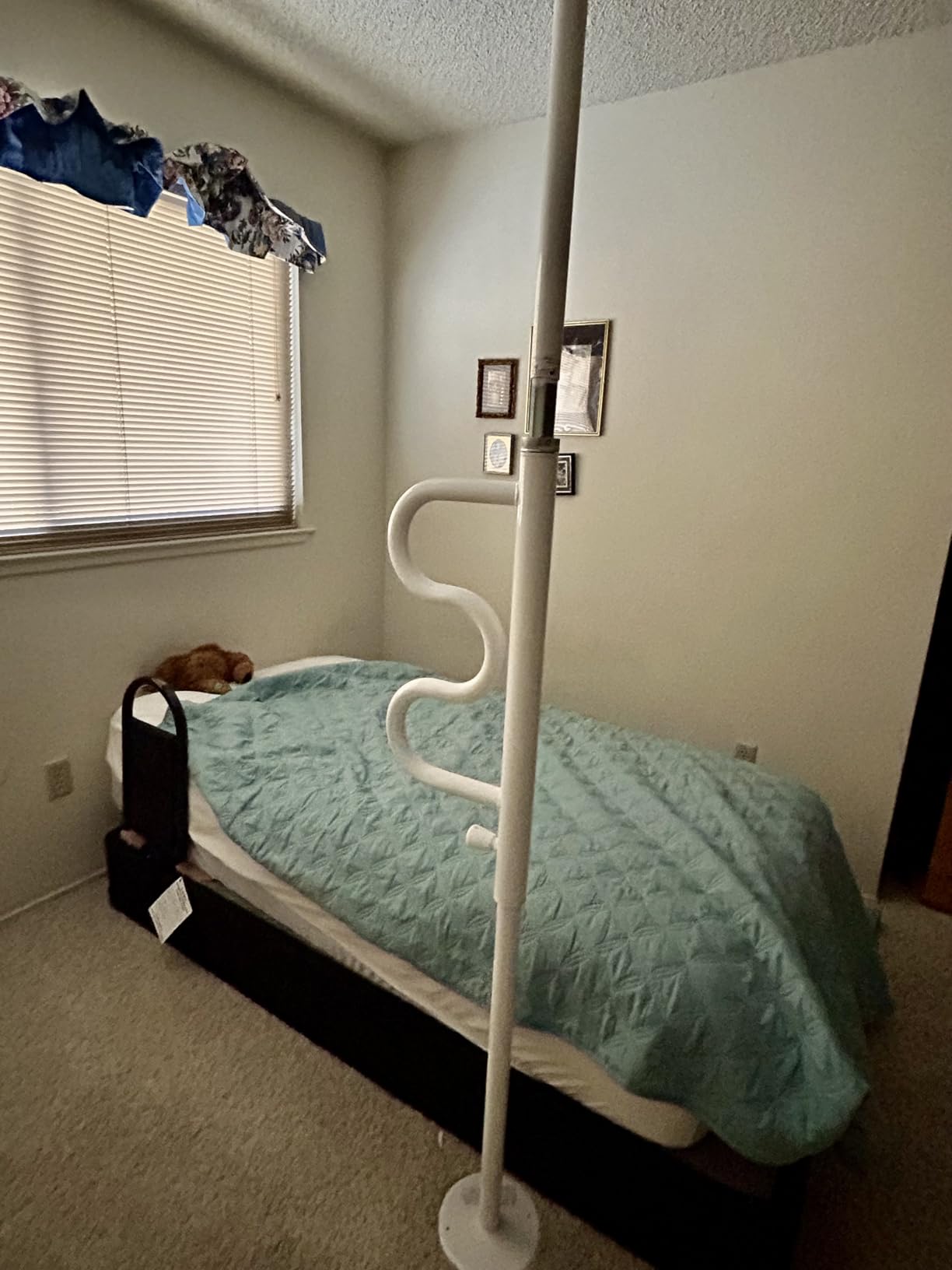 Stander Wonder Pole, Security-Pole and Curve Grab Bar, Tension Mounted Floor to Ceiling Transfer-Pole for Seniors, Elderly Adults, Bathroom Safety Assist and Stability Rail, White customer photo 2