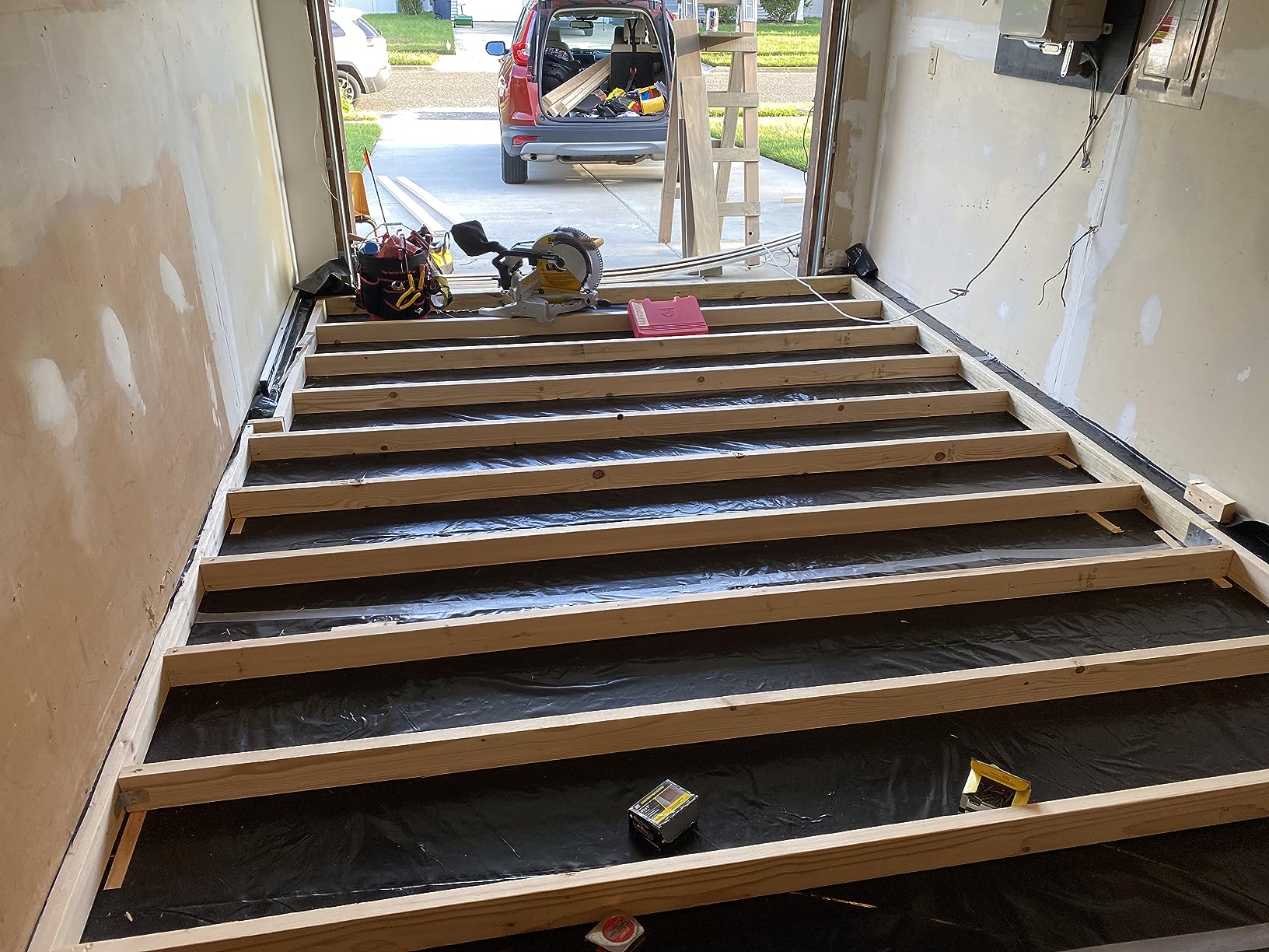 ROBERTS 70-115 Moisture Barricade Underlayment Film, for Vinyl, Laminate SPC, Engineered Wood Floors, 6 mil. Thick, Polyethylene, 120 Sq. Foot Roll, Black customer photo 1