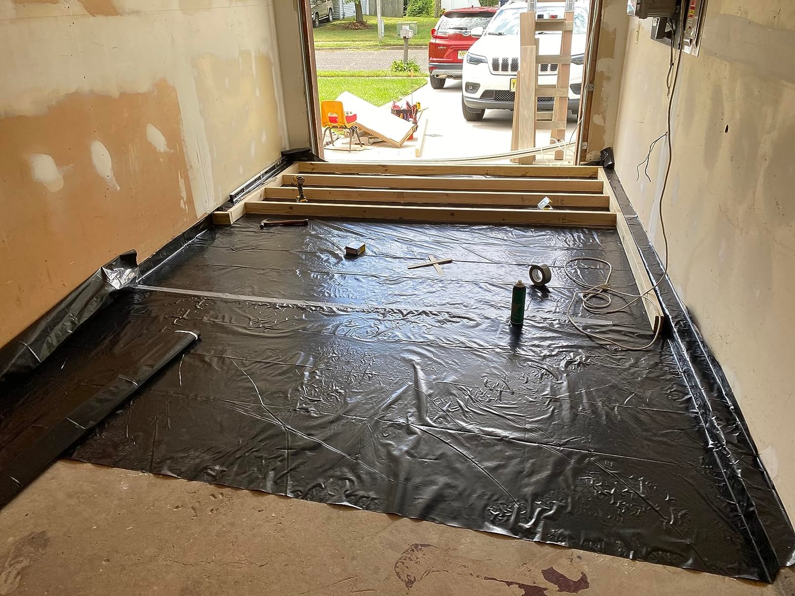 ROBERTS 70-115 Moisture Barricade Underlayment Film, for Vinyl, Laminate SPC, Engineered Wood Floors, 6 mil. Thick, Polyethylene, 120 Sq. Foot Roll, Black customer photo 2