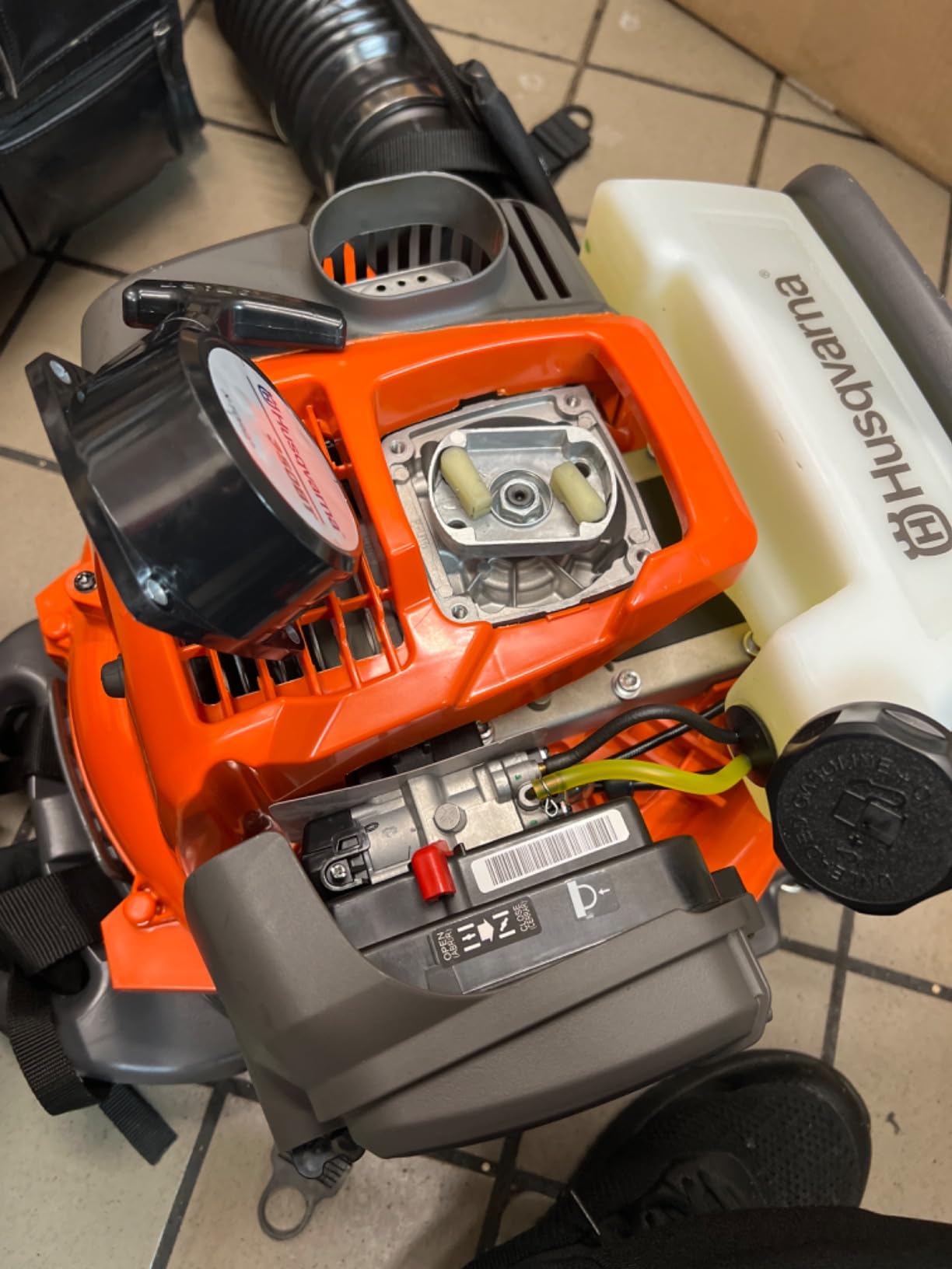Husqvarna 350BT Gas Leaf Blower, 50.2-cc 2.1-HP 2-Cycle, 692-CFM, 180-MPH customer photo 1
