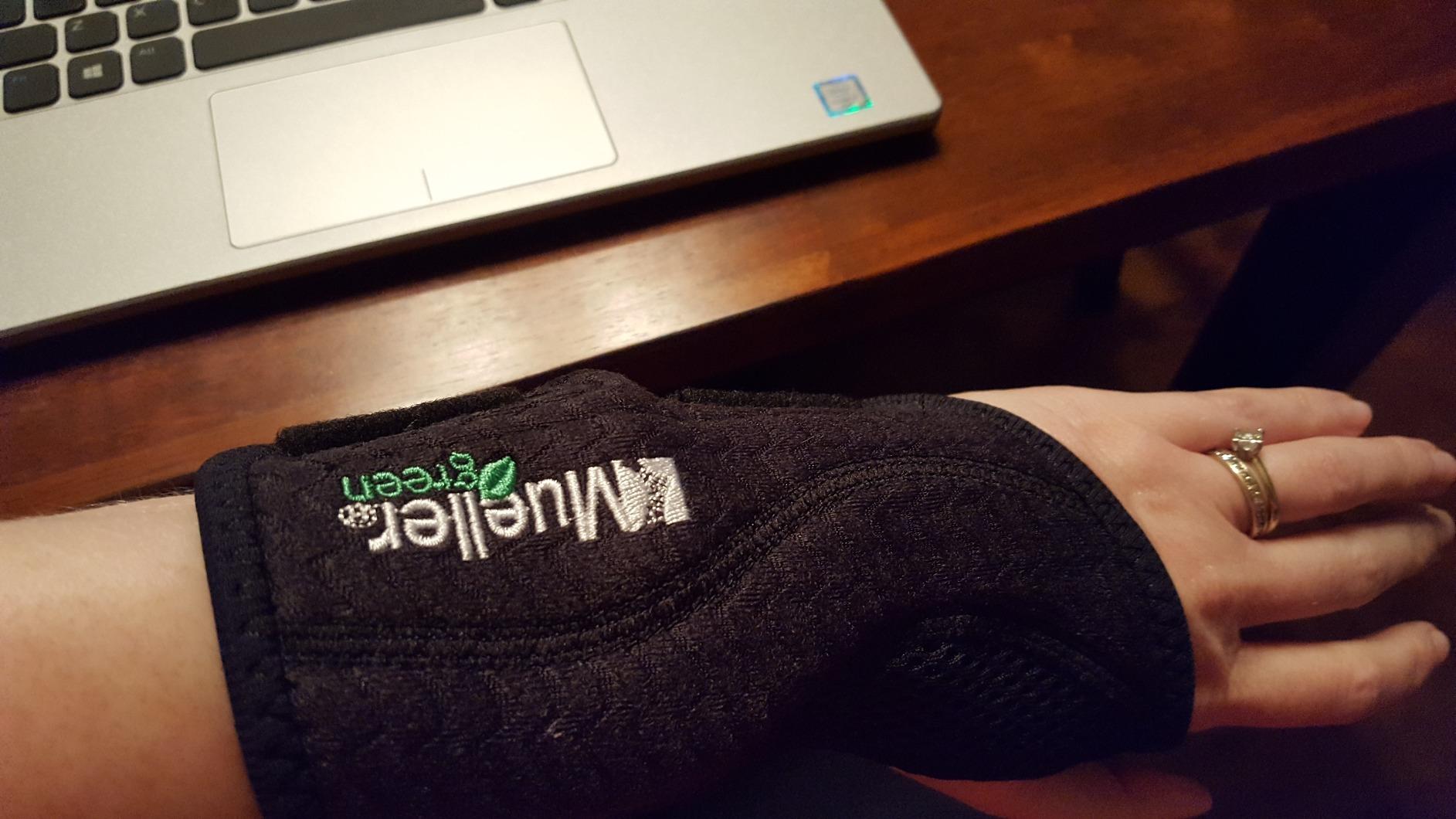 MUELLER Sports Medicine Green Fitted Wrist Brace for Men and Women, Wrist Pain Relief Support, Ideal for Carpal Tunnel, Tendonitis, Arthritis, Right Hand, Black, Small/Medium customer photo 2