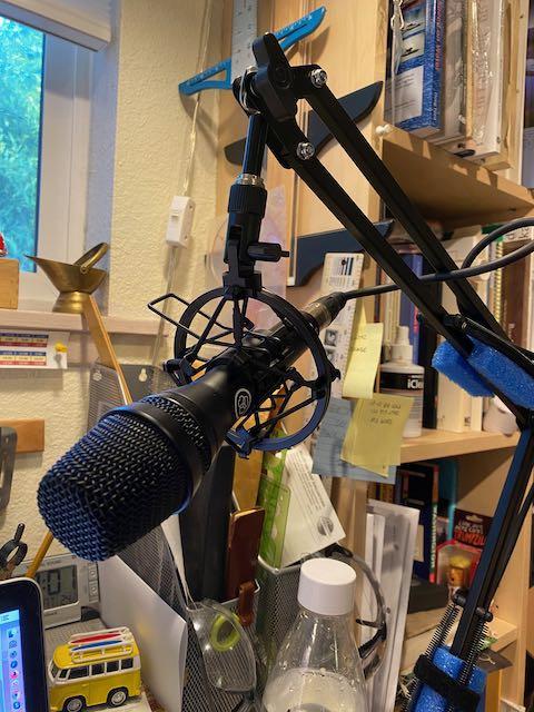 AKG Pro Audio P5 S High-Performance Supercardioid Dynamic Vocal Microphone with On/Off Switch, XLR Wired Mic for Stage, Studio Recording & Live Performance customer photo 1