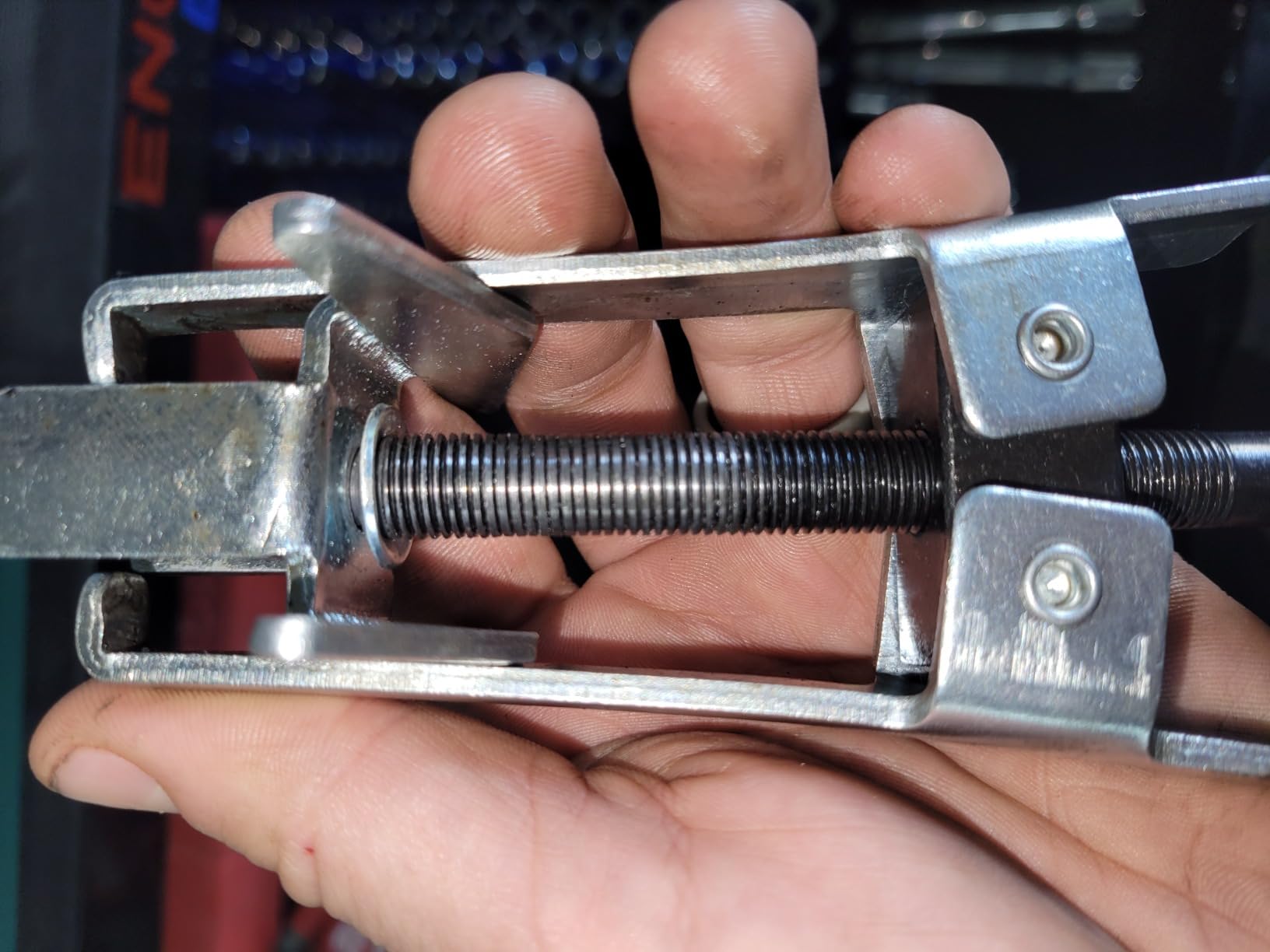 OEMTOOLS 25220 Overhead Valve Spring Compressor Tool, Removes Valve Spring Keepers and Springs Without Removing Cylinder Heads, Automotive Valve Spring Compressor customer photo 2