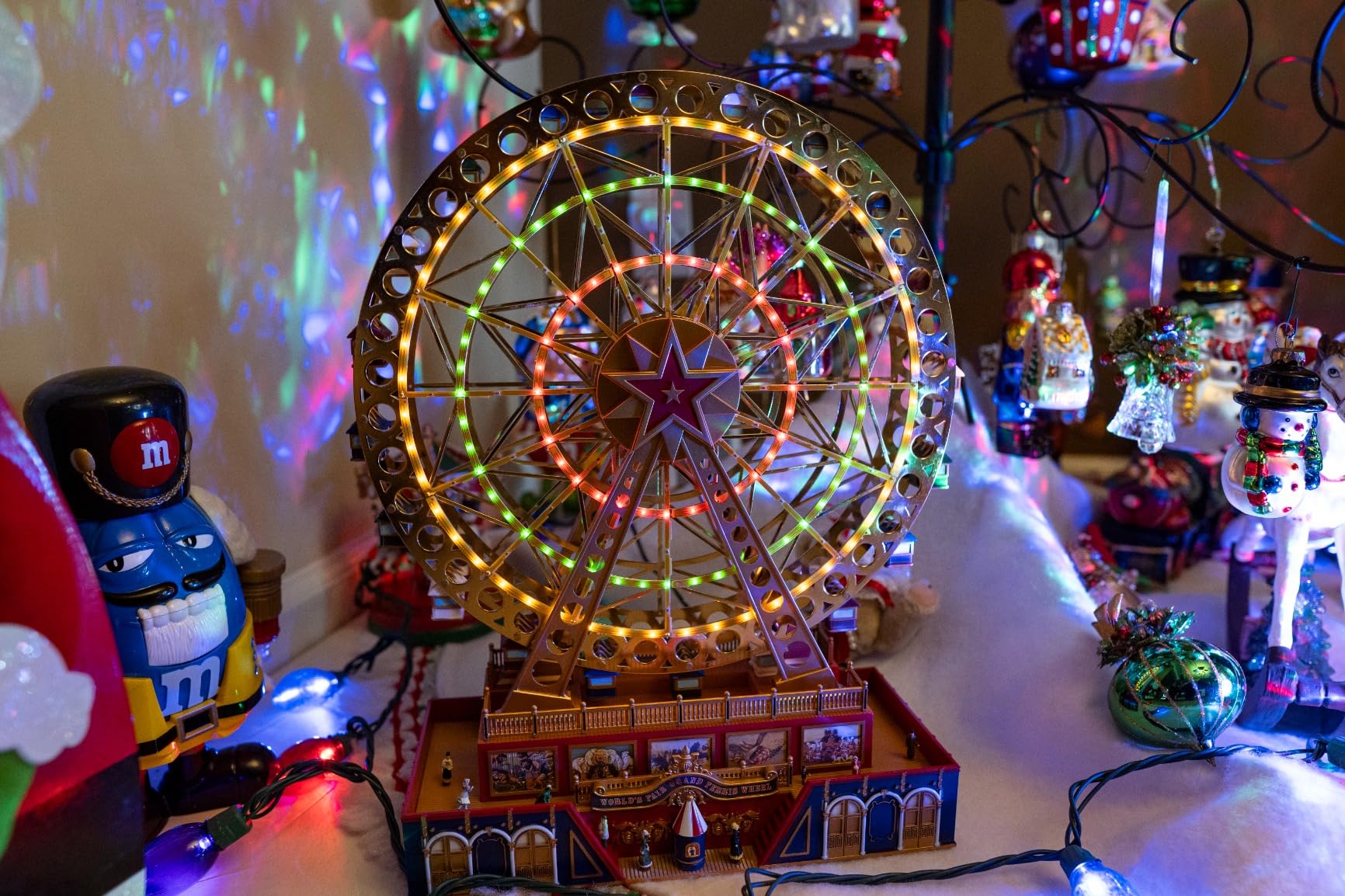 Mr. Christmas Gold Label Animated and Musical Carousel, Christmas Decoration, LED Lights, Plays 50 Songs, 8 Inch, Red customer photo 1