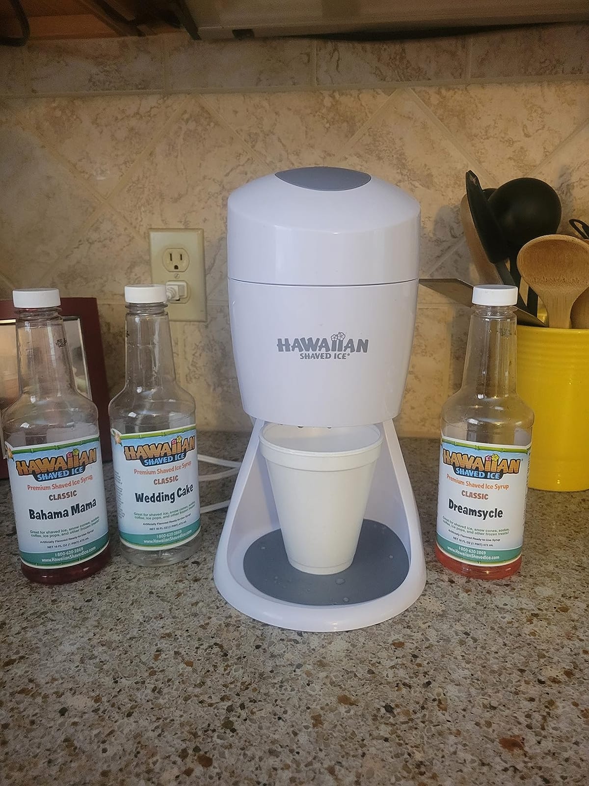 Hawaiian Shaved Ice S900A Snow Cone and Shaved Ice Machine with 2 Reusable Plastic Ice Mold Cups, Non-slip Mat, Instruction Manual, 1-year Manufacturer's Warranty, 120V, White customer photo 1