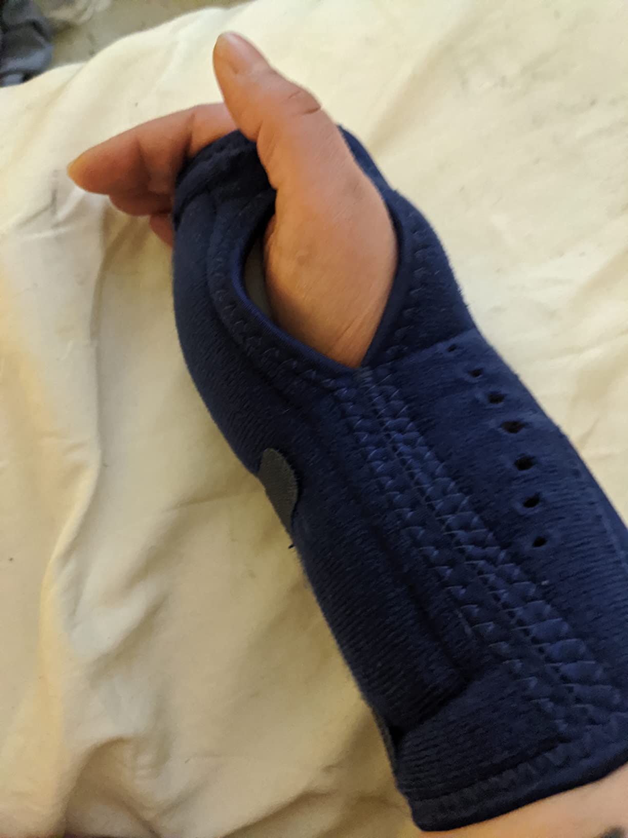 FUTURO Night Wrist Support, Left or Right, Adjustable, Helps Provide Nighttime Relief of Carpel Tunnel Symptoms, Made of Breathable Material, Easy-to-Use Sleeve Design, One Size Fits Most (48462ENR) customer photo 1