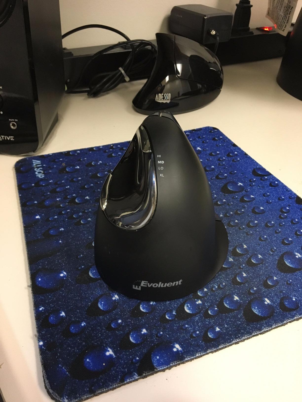 Evoluent - Inventor of the Vertical Mouse - VM4RW Ergonomic Vertical Mouse Right Hand Regular Size Wireless USB, Sculpted for Comfort, Reduces Wrist Strain, 4 Speeds, 6 Customizable Buttons in Windows customer photo 1