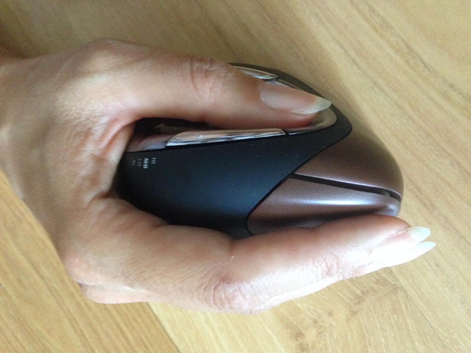Evoluent - Inventor of the Vertical Mouse - VM4RW Ergonomic Vertical Mouse Right Hand Regular Size Wireless USB, Sculpted for Comfort, Reduces Wrist Strain, 4 Speeds, 6 Customizable Buttons in Windows customer photo 2