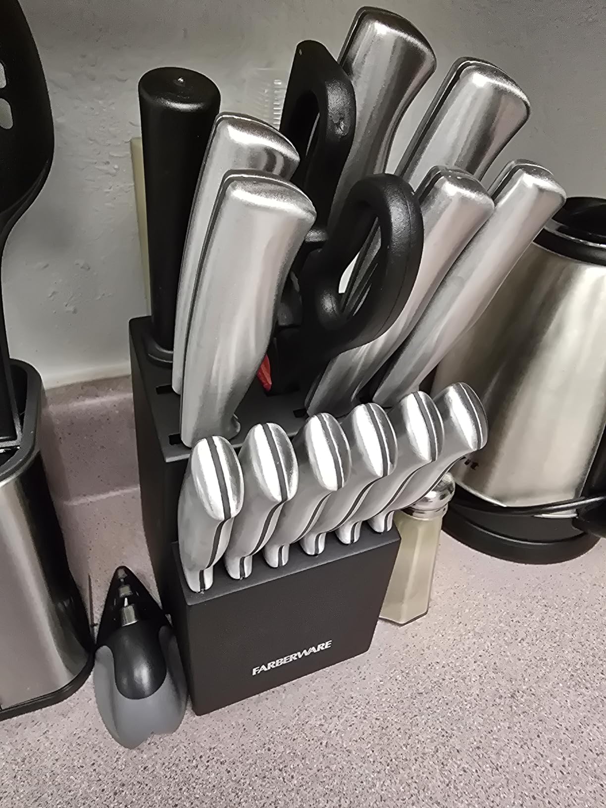 Farberware 15-Piece Kitchen Knife Set, High-Carbon Stainless Steel Blades with Wood Block, Steak Knives, Sharpening Tool & All-Purpose Shears customer photo 1