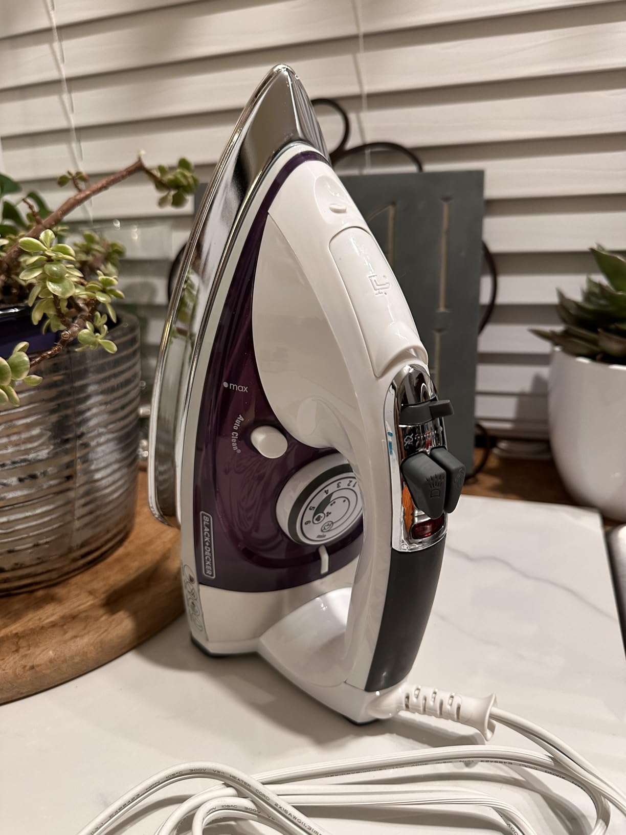 BLACK+DECKER Professional Steam Iron with Stainless Soleplate | Steam iron with stainless soleplate, extra-long cord and 3-way auto shutoff for safe wrinkle removal. customer photo 2