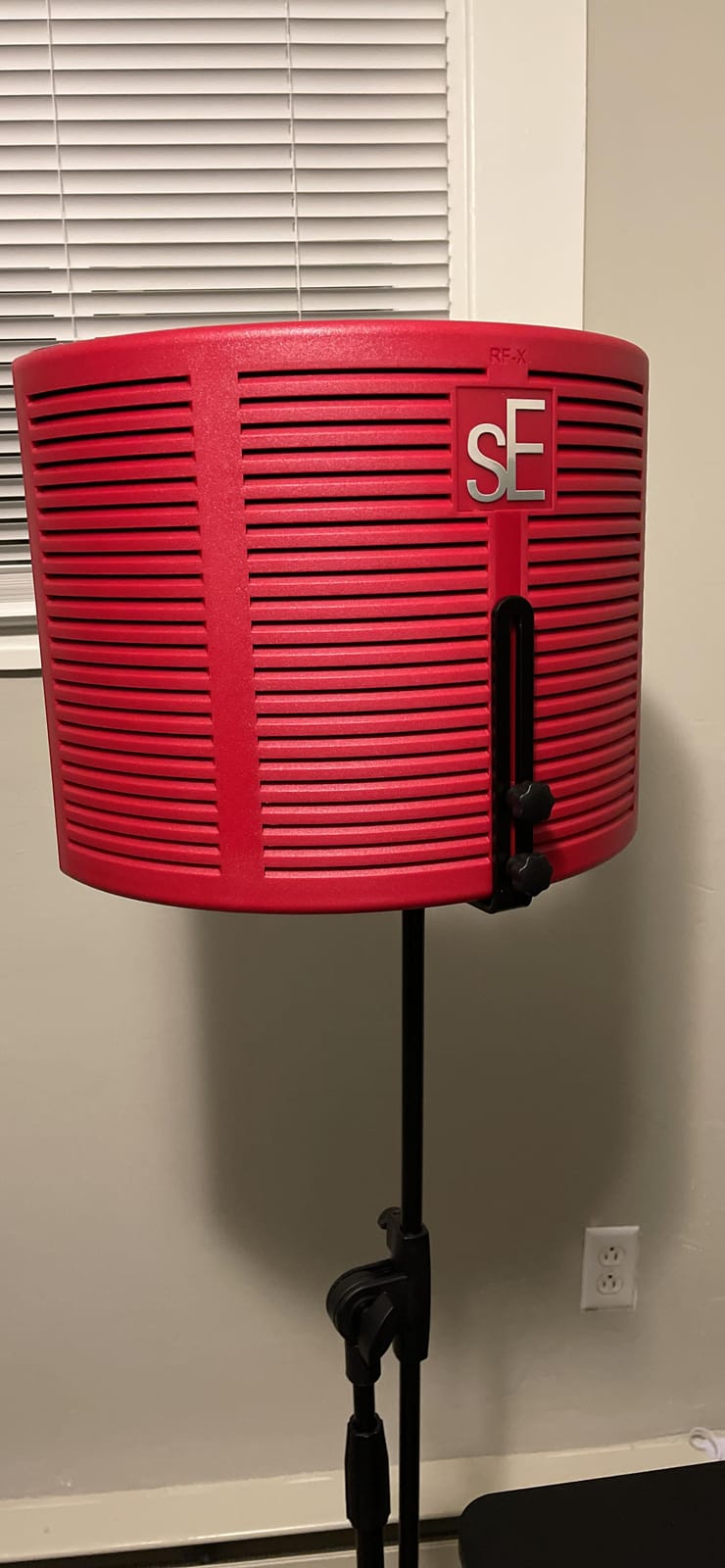 sE Electronics RF-X Reflexion Filter - Portable Microphone Isolation Shield for Recording Music, Podcasts & Voice-Overs - Four-Layer Acoustic Sound Shield for Home Recording Studio Equipment (Black) customer photo 1
