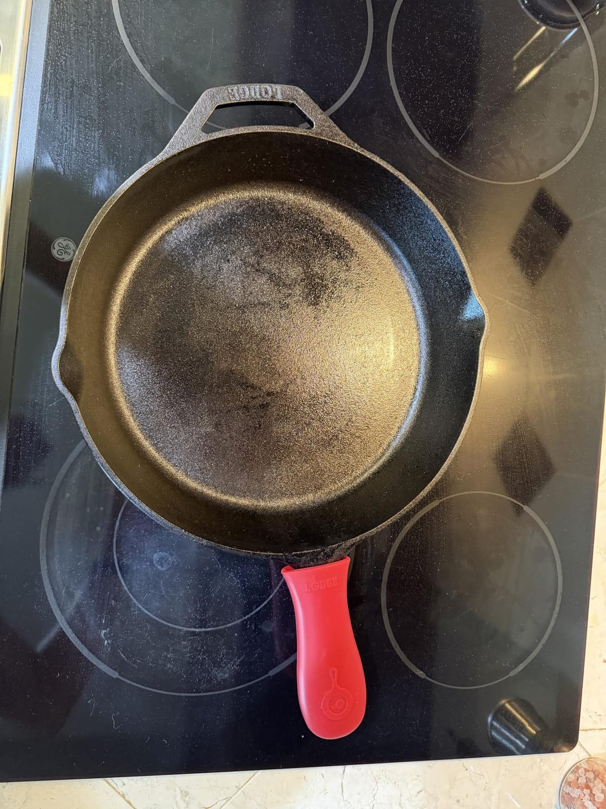 Lodge Pre-Seasoned Cast Iron Skillet with Silicone Handle Holder, 12 Inches customer photo 1
