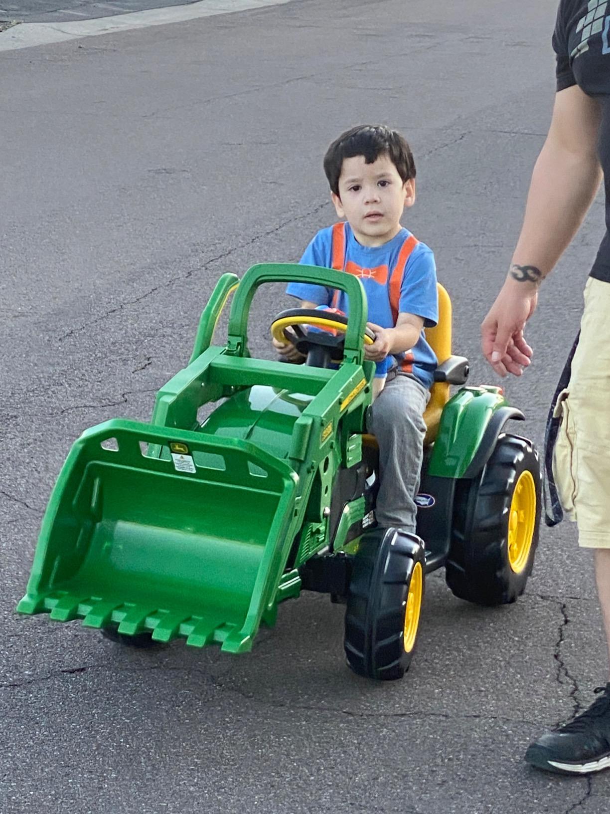 Peg Perego John Deere Ground Loader Tractor Extra-Large 12 Volt Ride on Tractor customer photo 2