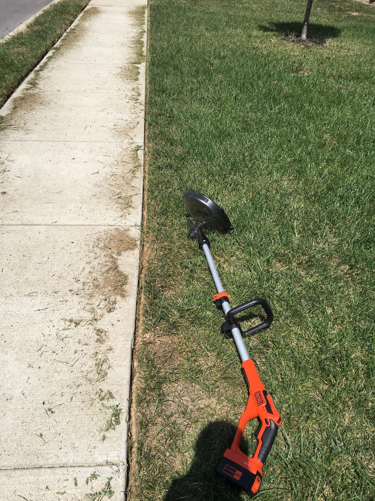 BLACK+DECKER 40V MAX 13 in String Trimmer Edger Cordless with Adjustable Telescoping Pole, 2 in 1 Weed Wacker Lawn Edger, Includes Battery and Charger (LST136) customer photo 1