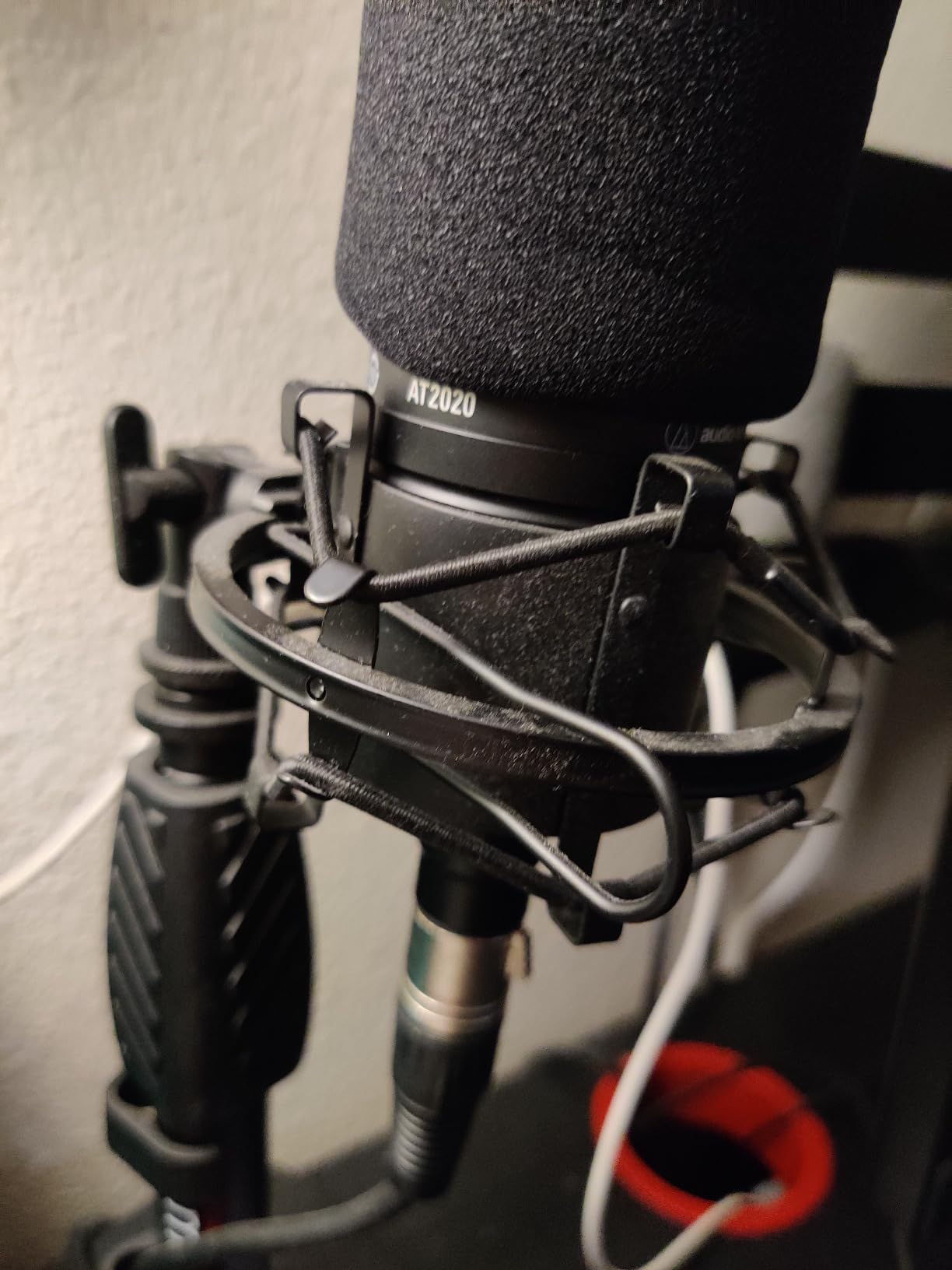 Black Universal Microphone Shock Mount for Large Diameter Diameter 48-51mm Condenser Microphone Metal Construction customer photo 2