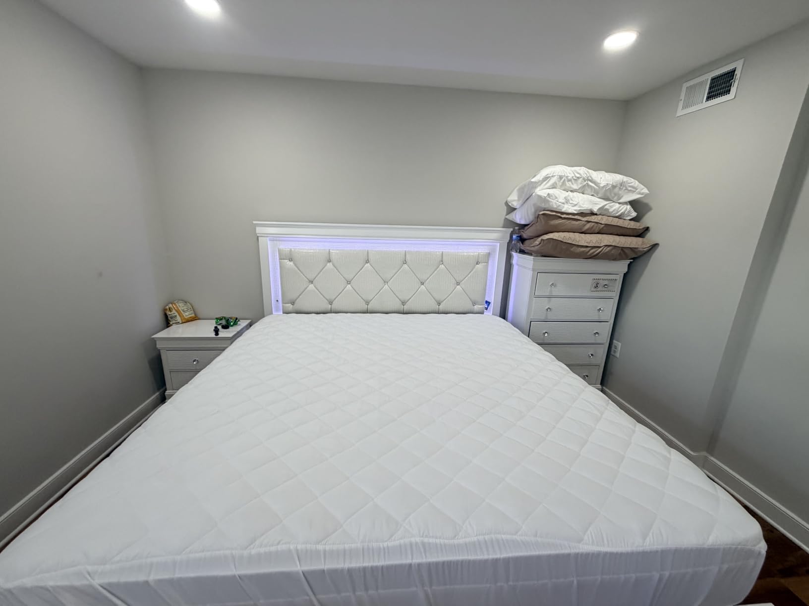 Quilted Fitted Mattress Pad, Queen Mattress Protector Topper with Deep Pocket Stretches up to 16 Inches, Machine Washable Mattress Cover by Utopia Bedding (White) customer photo 2