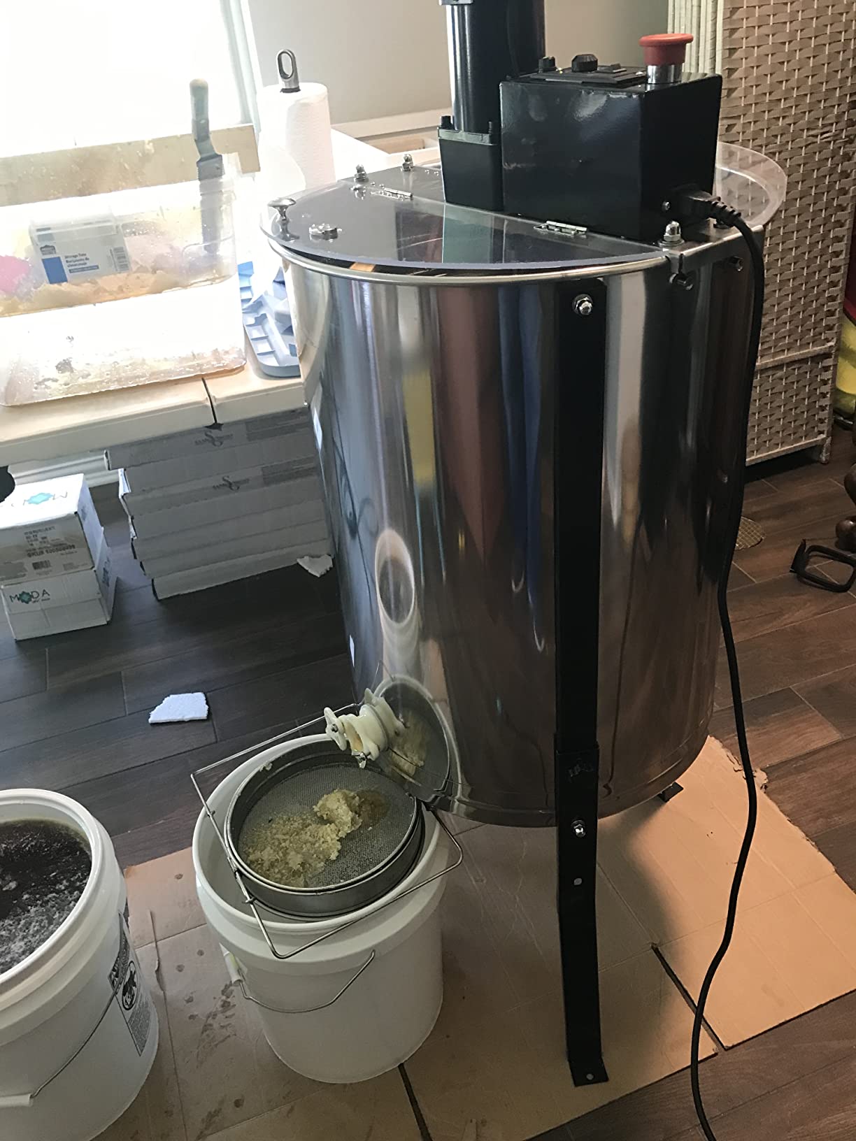 VIVO Electric Honey Extractor 8 Frame Rack, BEE-V004E, 4 Deep Frames, Food Grade, Stainless Steel, Honey Processing Equipment, Powered Honeycomb Drum Spinner, Transparent Lid customer photo 1