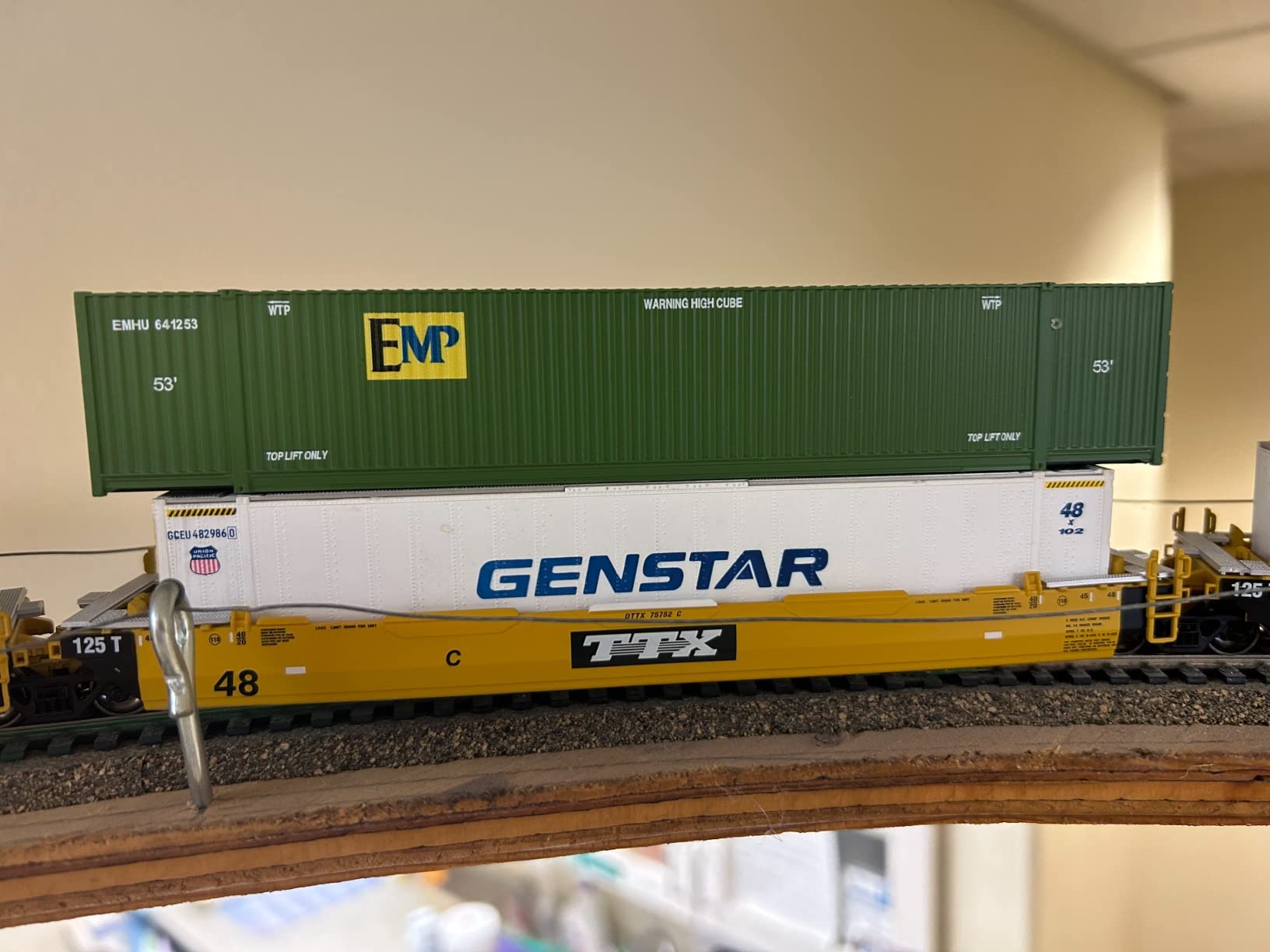 Walthers SceneMaster 53' Singamas Corrugated-Side Container - CSX Transportation (Blue, Yellow; Boxcar Logo) 949-8502 HO Scale Model Railroad - Freight Model customer photo 1