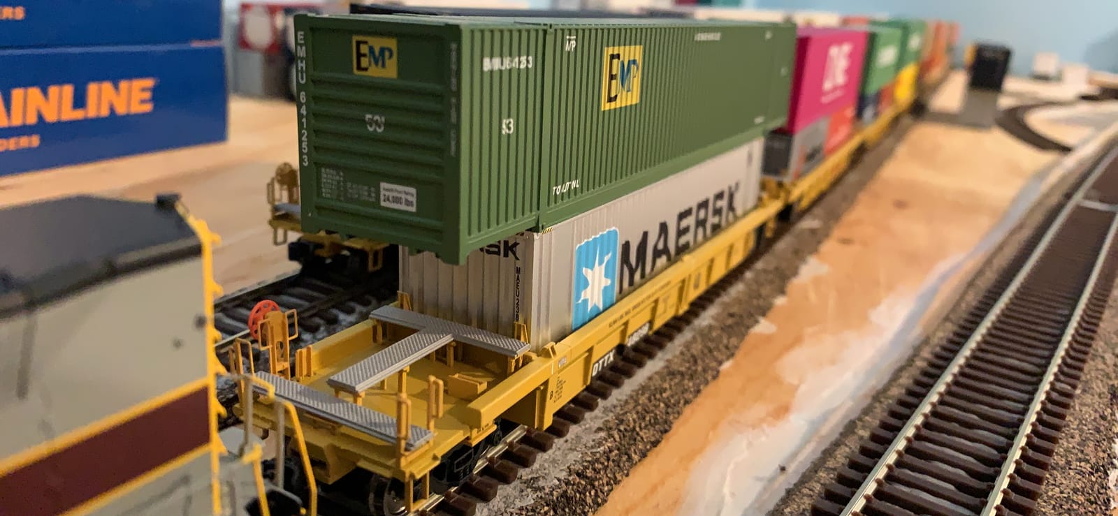 Walthers SceneMaster 53' Singamas Corrugated-Side Container - CSX Transportation (Blue, Yellow; Boxcar Logo) 949-8502 HO Scale Model Railroad - Freight Model customer photo 2