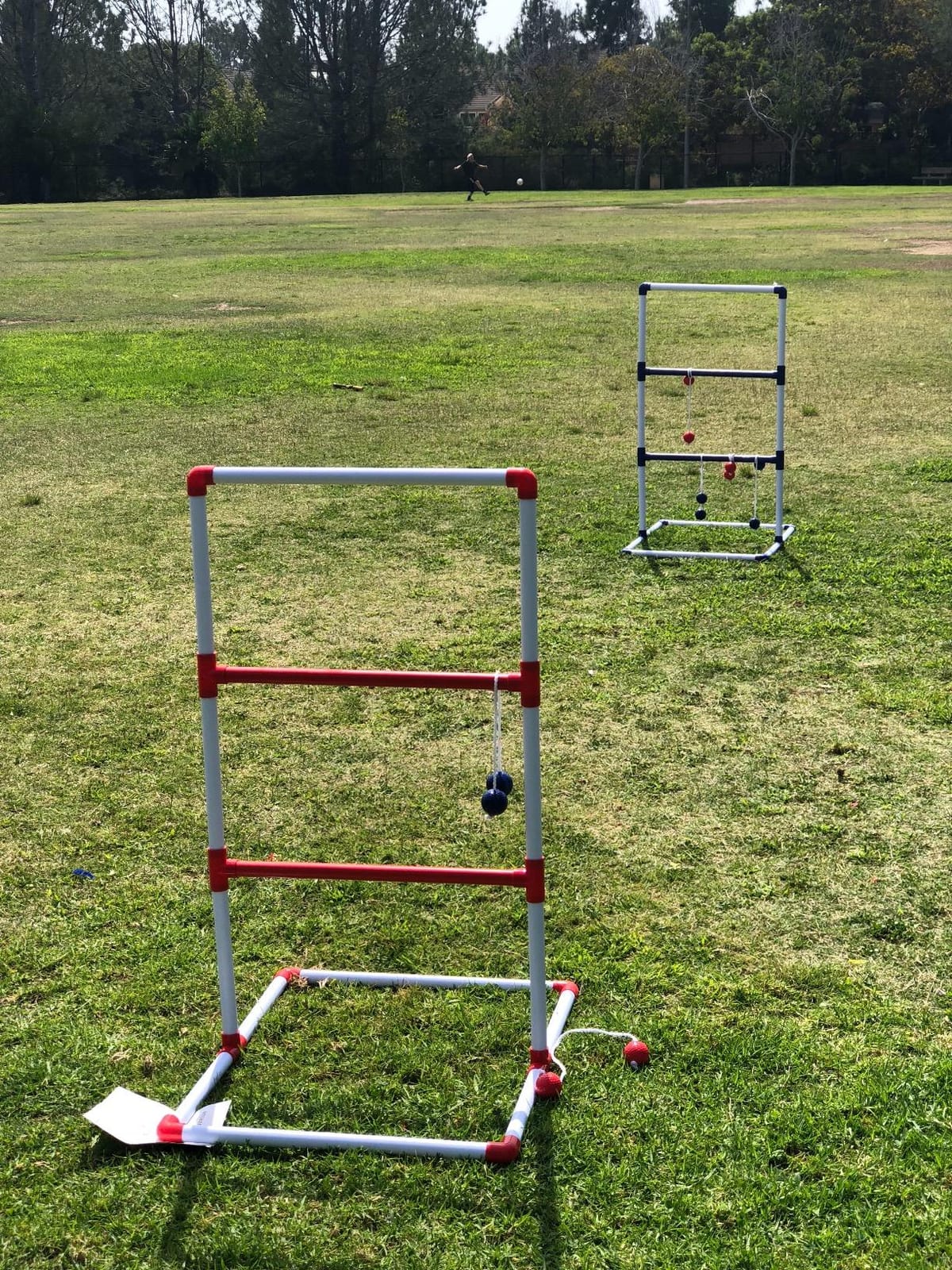 Amazon Basics Portable Ladder Toss Outdoor Game Set with Carrying Case, Simple to Assemble, Red/Blue customer photo 1