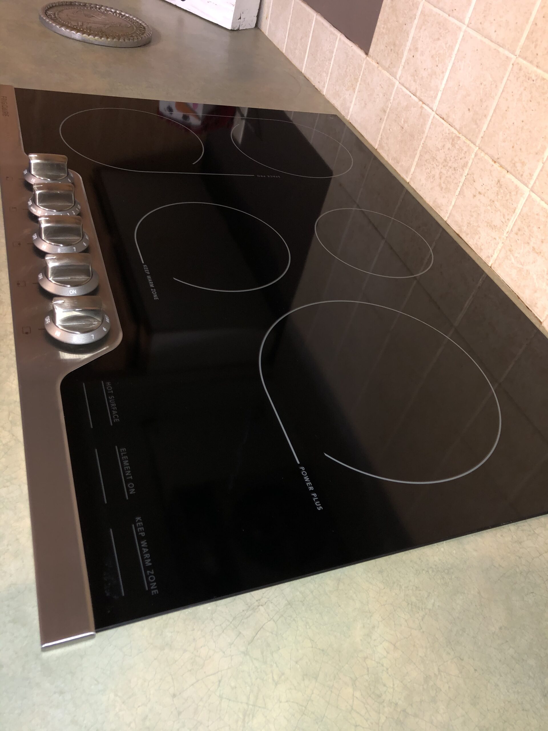 Frigidaire Professional 30 Inch Electric Cooktop, Ceramic Glass 5-Burner Flat Range with Stainless Steel Trim, FPEC3077RF customer photo 1