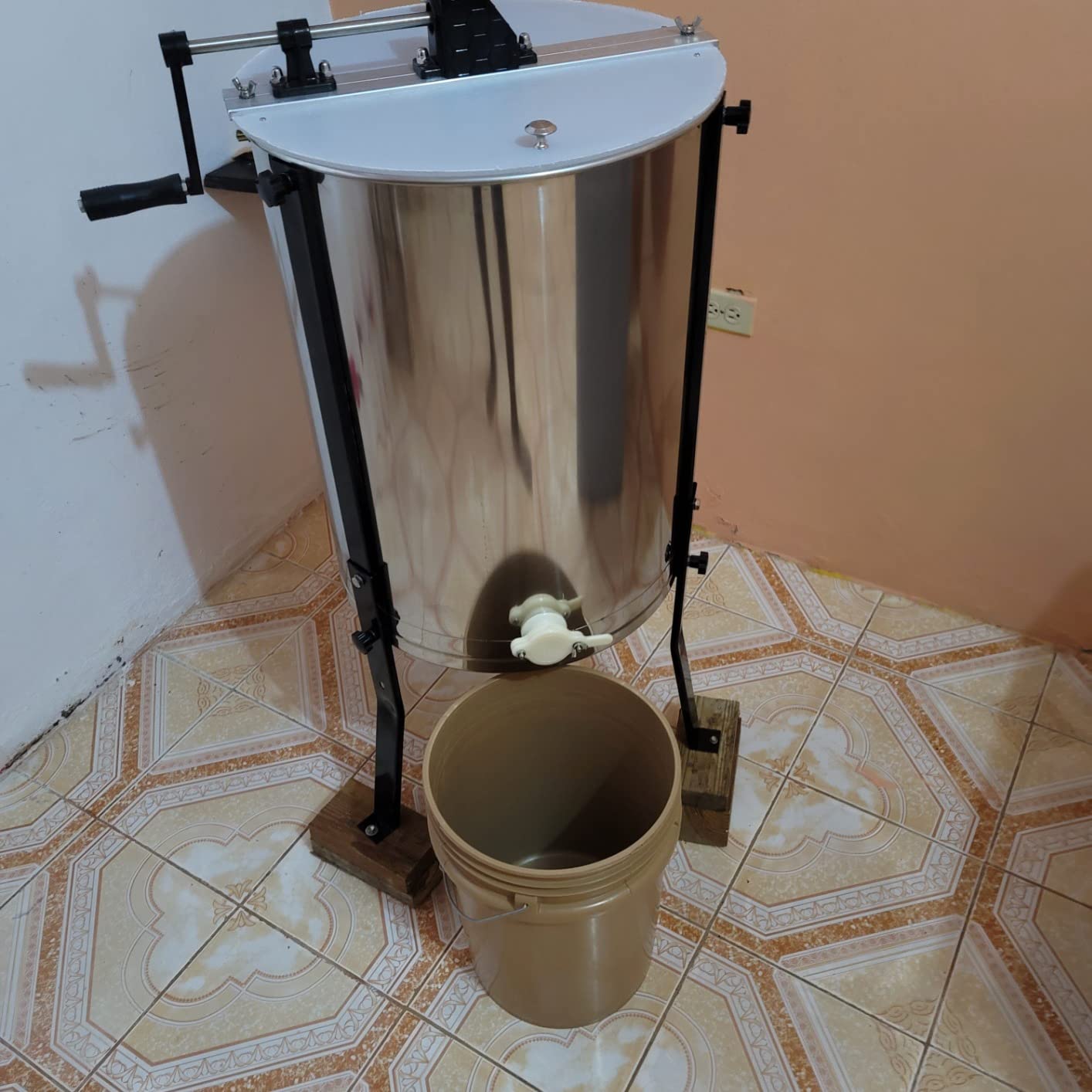 VIVO Honey Extractor 8 Frame Rack (4 Deep Frames), Food Grade Stainless Steel Honey Processing Equipment, Manual Crank Honeycomb Drum Spinner with Transparent Lid, BEE-V004B customer photo 1