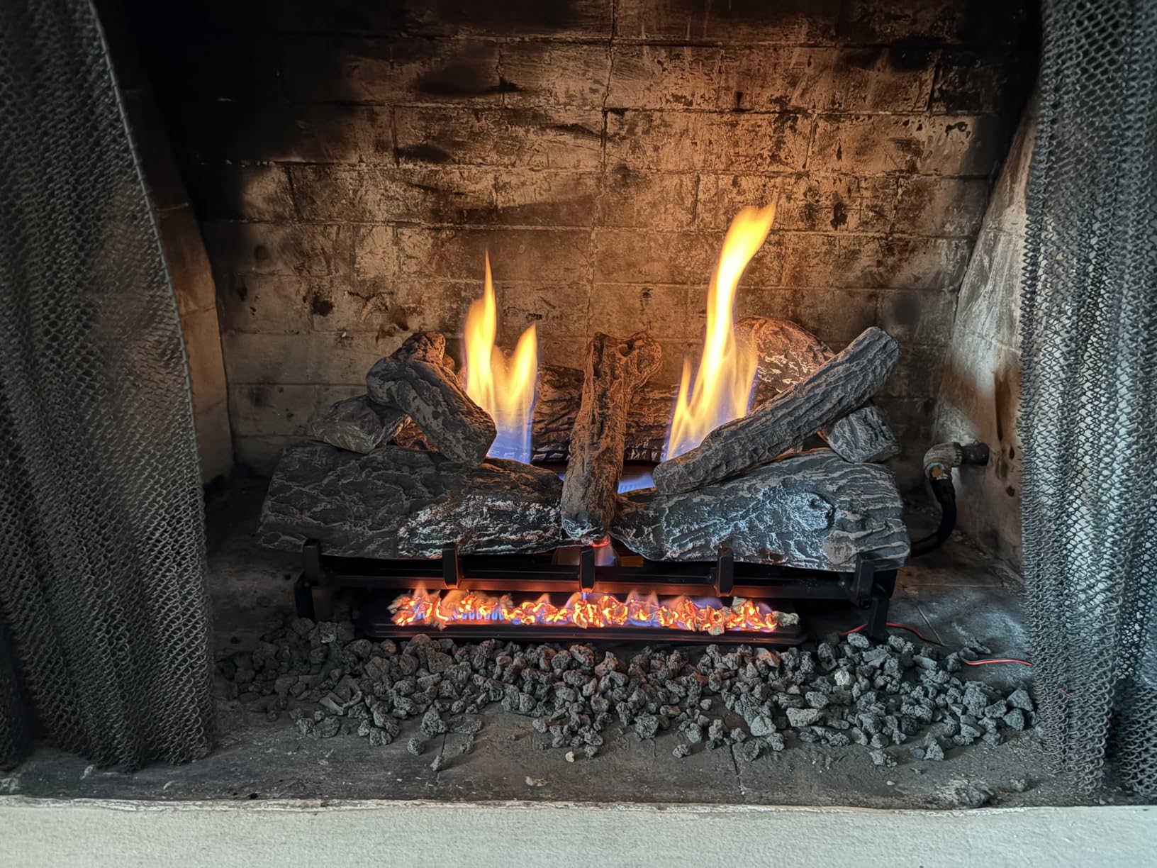 Duluth Forge DLS-18R-2 Dual Fuel Ventless Fireplace Logs Set with Remote Control, Use with Natural Gas or Liquid Propane, 30000 BTU, Heats up to 1000 Sq. Ft, Stacked Red Oak, 18 Inches customer photo 1