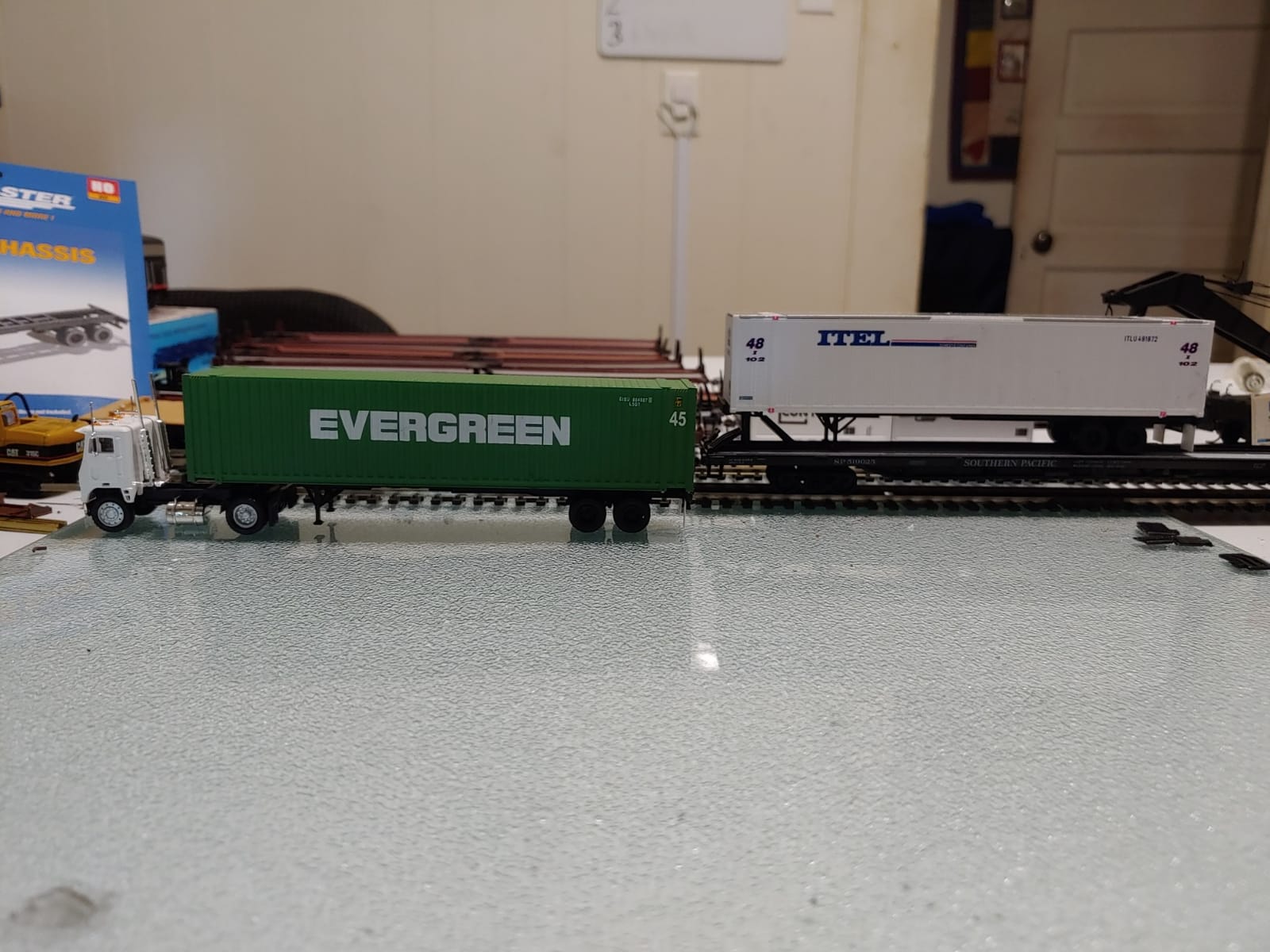 Walthers SceneMaster Extendible Container Chassis 949-4105 HO Scale Model Railroad - Vehicle Model customer photo 1