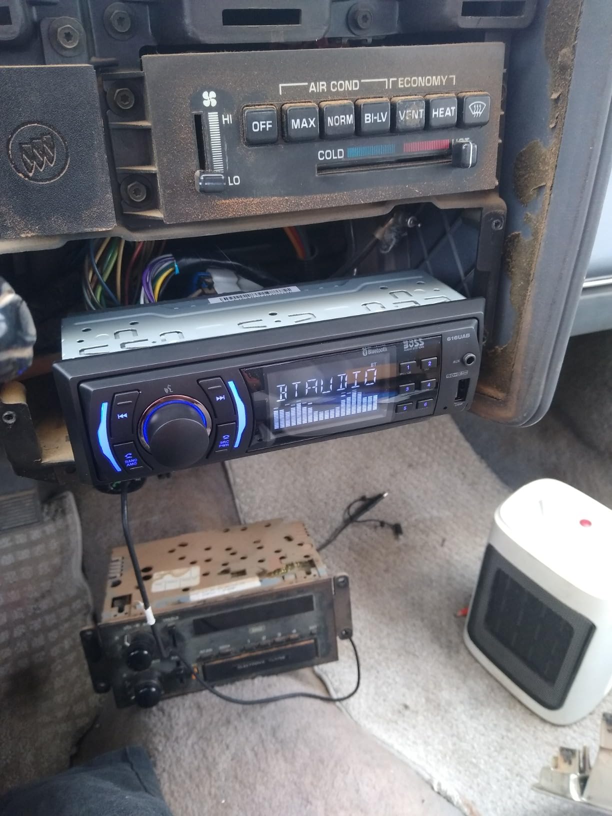 BOSS Audio Systems 616UAB Single DIN Bluetooth Car Stereo, AUX Input, USB customer photo 2