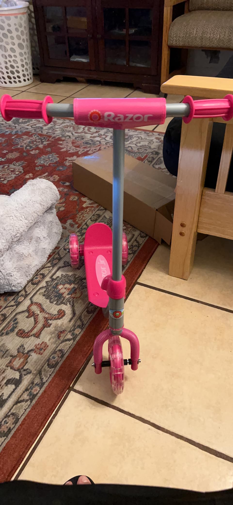 Razor Jr. Lil' Kick - 3-Wheel Kick Scooter for Younger Children (Ages 3+), Max Rider Weight 44 lb (20 kg) customer photo 1