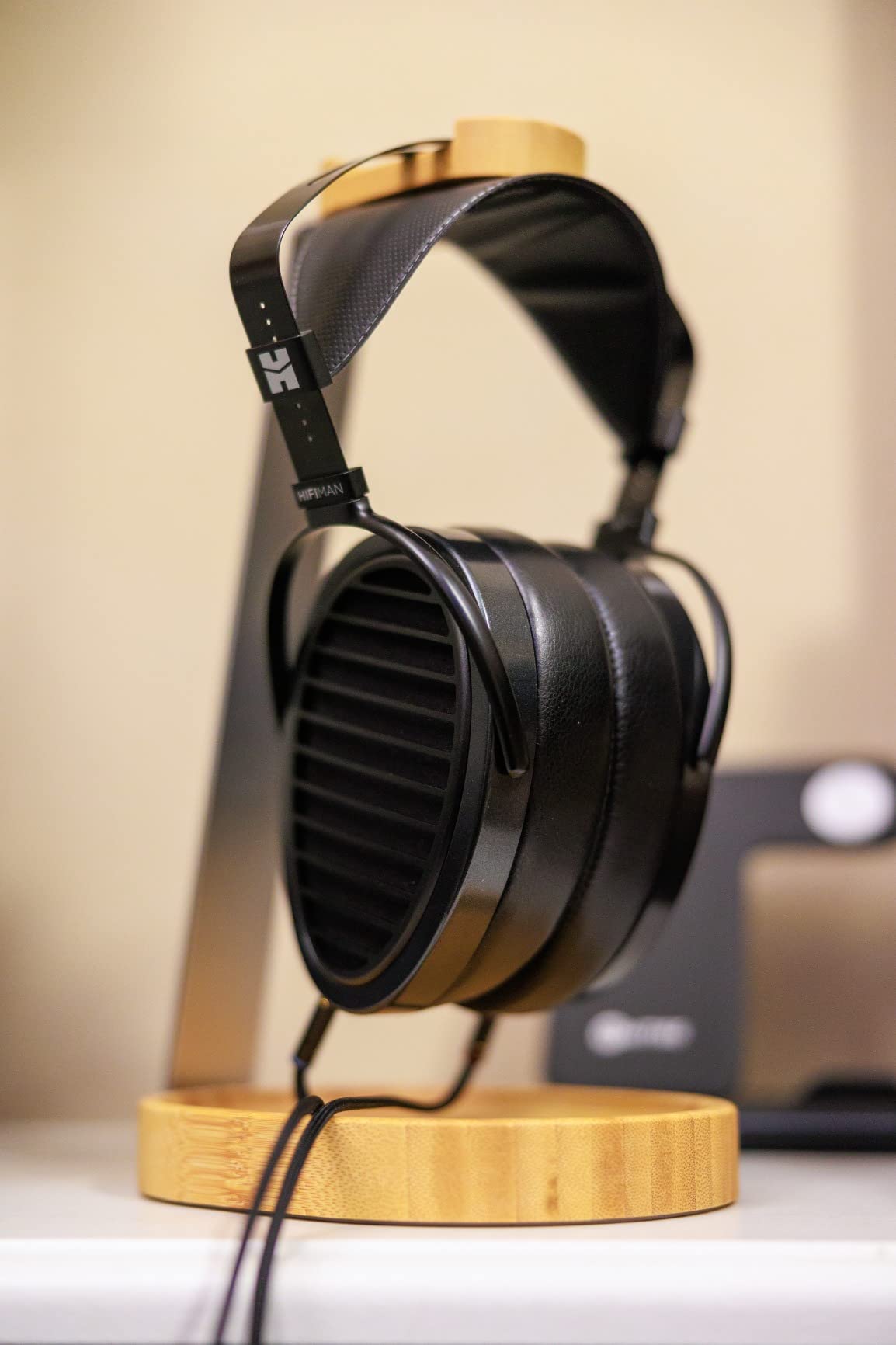 Avantree TR902 - Wood and Aluminum Headphone Stand with Cable Holder customer photo 2