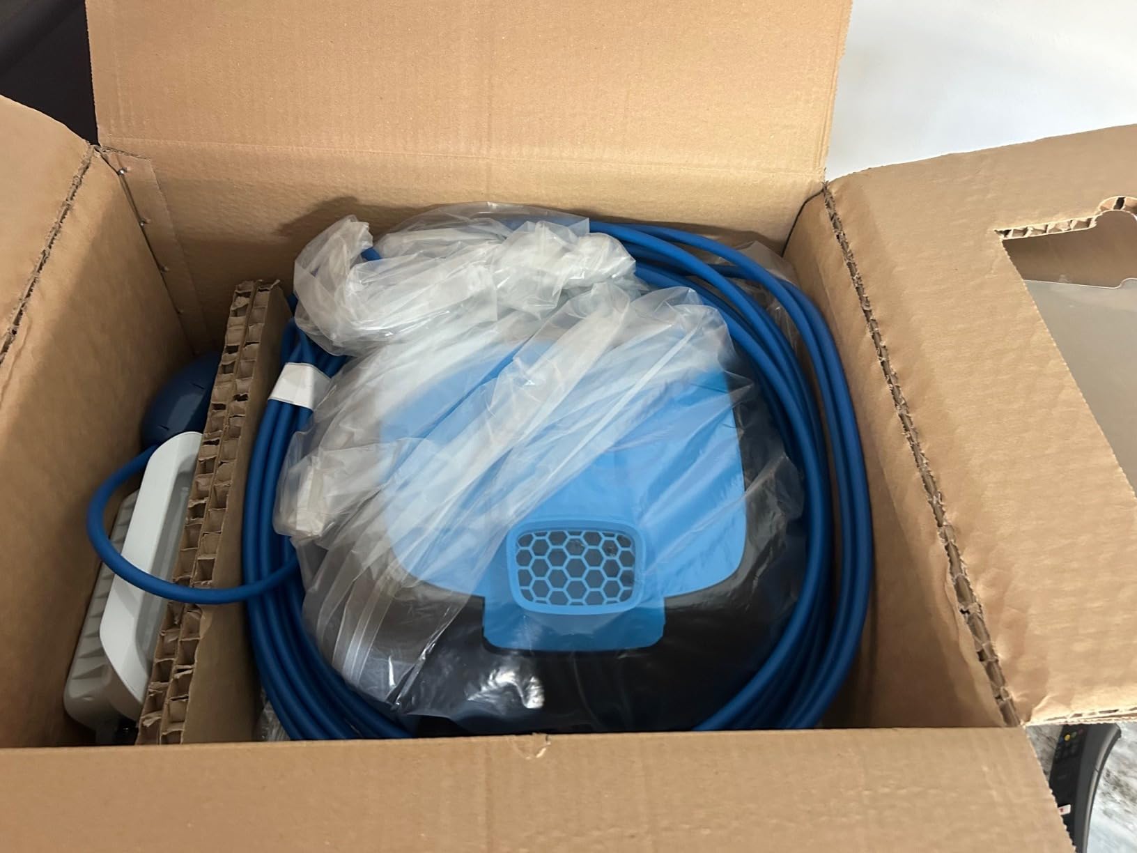 Dolphin Nautilus CC Automatic Robotic Pool Vacuum Cleaner, Wall Climbing Scrubber Brush, Top Load Filter Access, Ideal for Above/In-Ground Pools up to 33 FT in Length customer photo 1