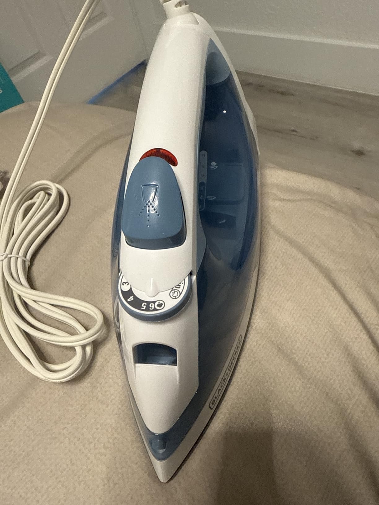 BLACK+DECKER Steam Iron for Clothes with Auto Shutoff & TrueGlide Soleplate | 1200W steam iron with nonstick soleplate, compact, spray mist, comfort grip and auto shutoff for easy wrinkle removal. customer photo 2