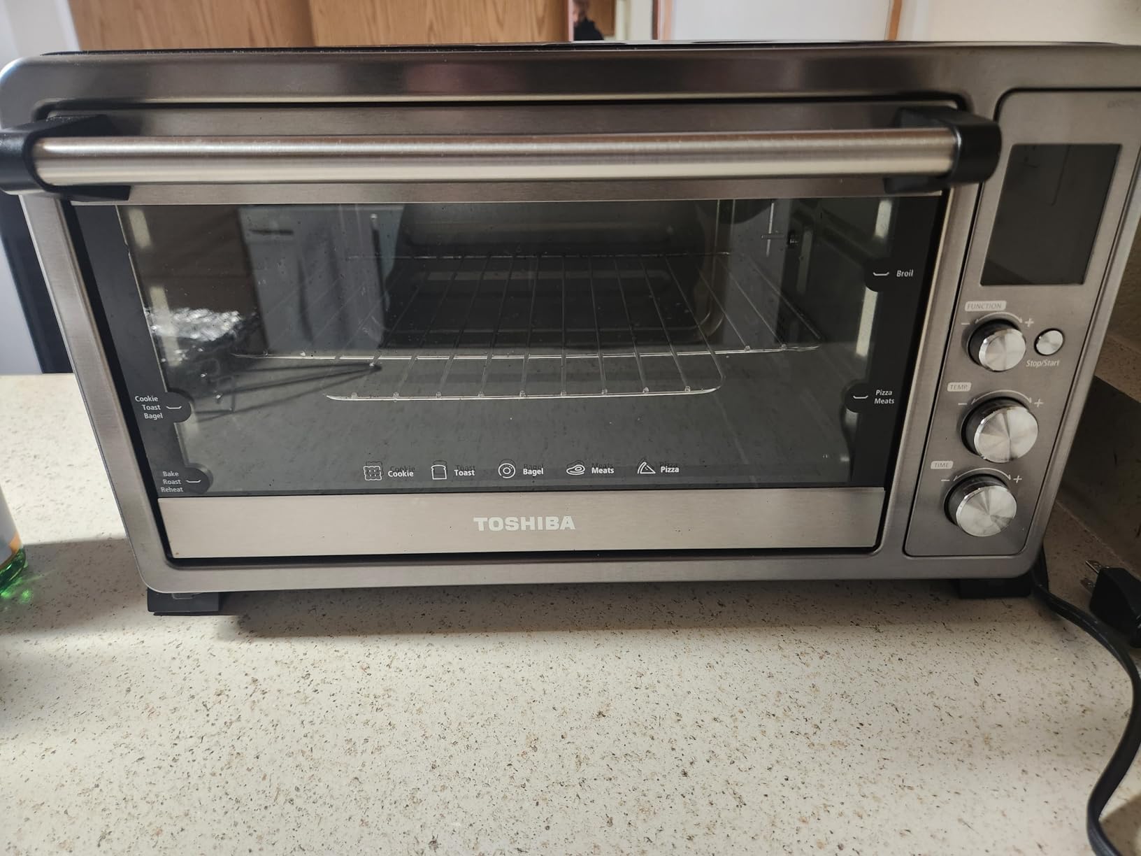 TOSHIBA AC25CEW-BS Large 6-Slice Convection Toaster Oven Countertop, 10-In-One with Toast, Pizza and Rotisserie, 1500W, Black Stainless Steel customer photo 2