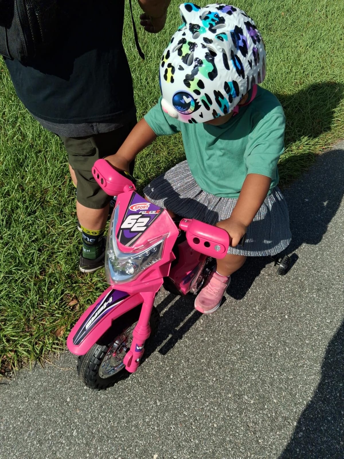 Best Choice Products Kids 6V Ride On Motorcycle w/Treaded Tires, Working Headlights, 2mph Top Speed, Training Wheels, Realistic Sounds, Music, Battery Charger - Red customer photo 2