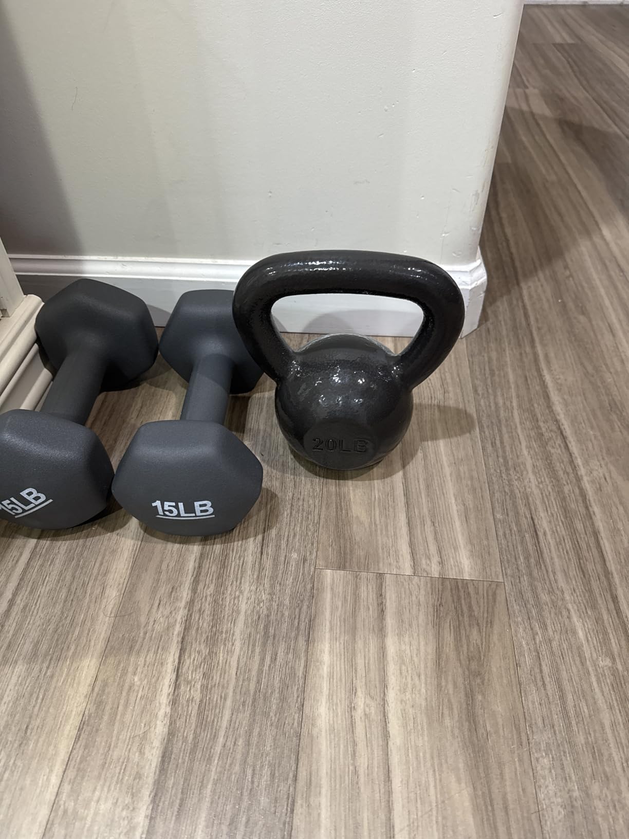 Amazon Basics Cast Iron Kettlebell for Strength Training, Textured Wide Handle, Black customer photo 2