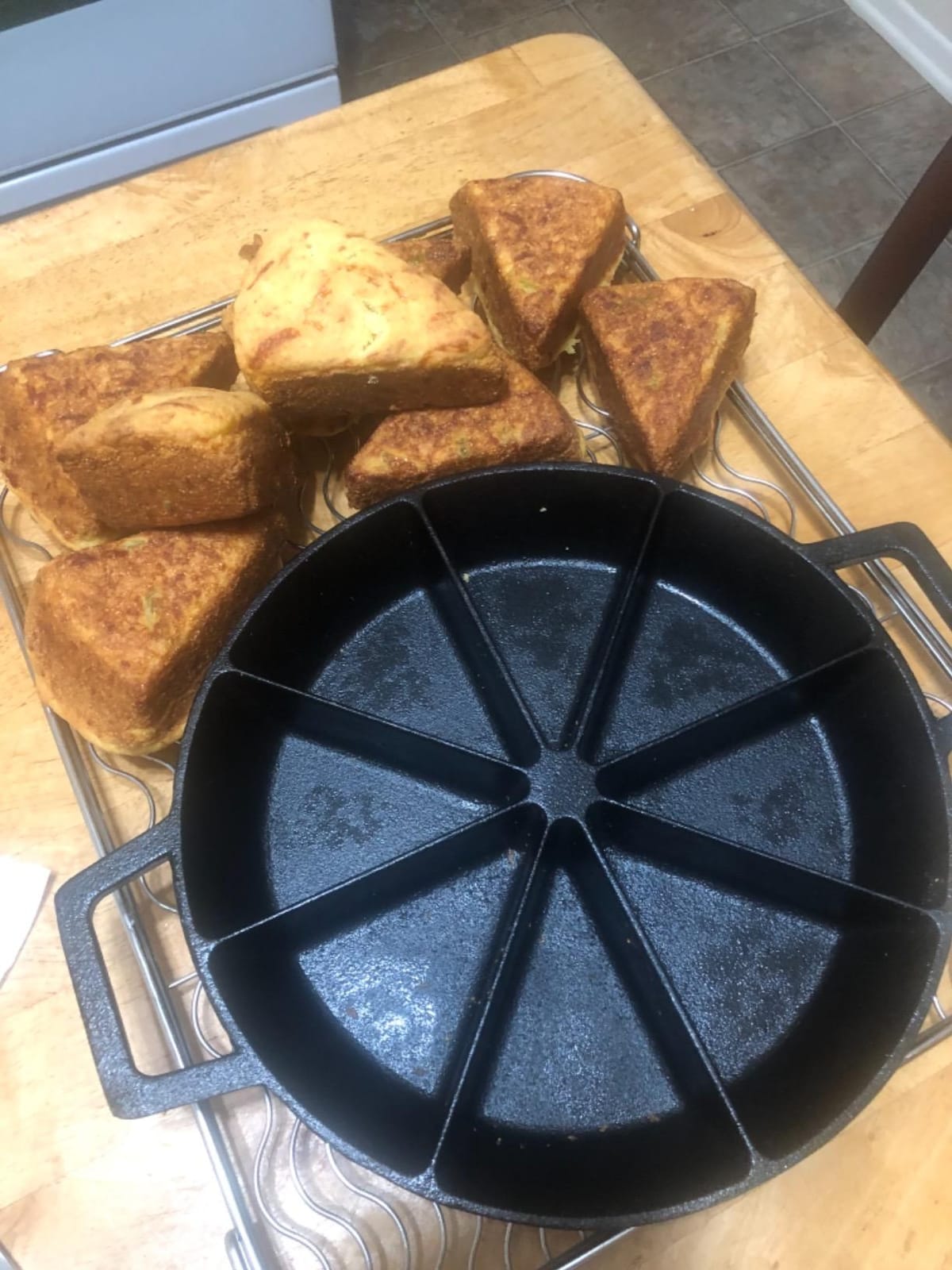 Bayou Classic 10-in Cast Iron Wedge Cornbread Skillet Features Side Loop Handles For Easy Transport Bakes 8 Wedges of Cornbread customer photo 1