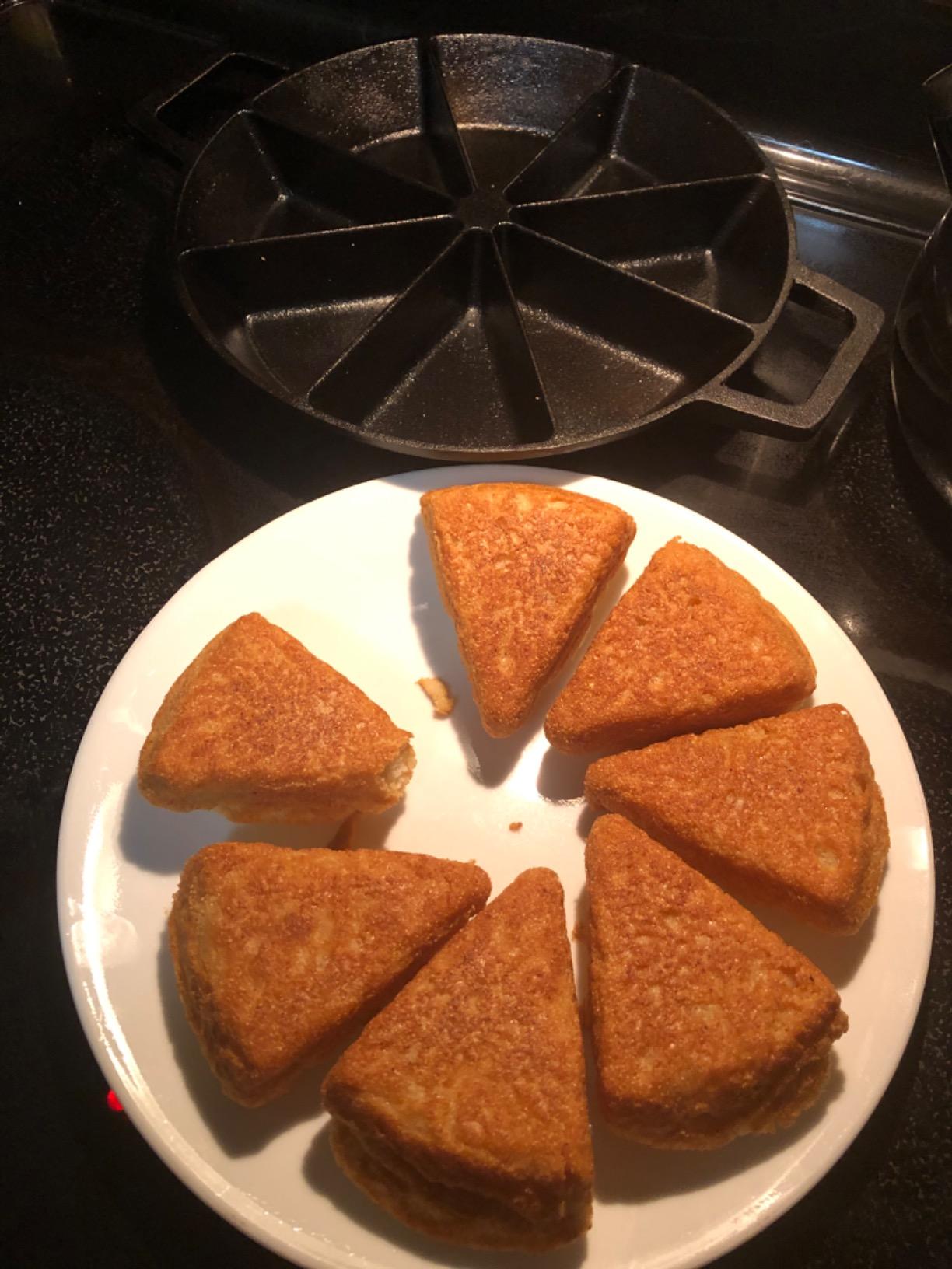 Bayou Classic 10-in Cast Iron Wedge Cornbread Skillet Features Side Loop Handles For Easy Transport Bakes 8 Wedges of Cornbread customer photo 2