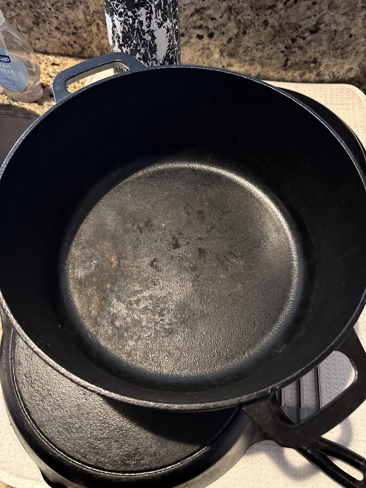 Amazon Basics Pre-Seasoned Cast Iron Dutch Oven Pot with Lid and Dual Handles, Oven Safe, Heavy-Duty, 7-Quart, Round, Black customer photo 1
