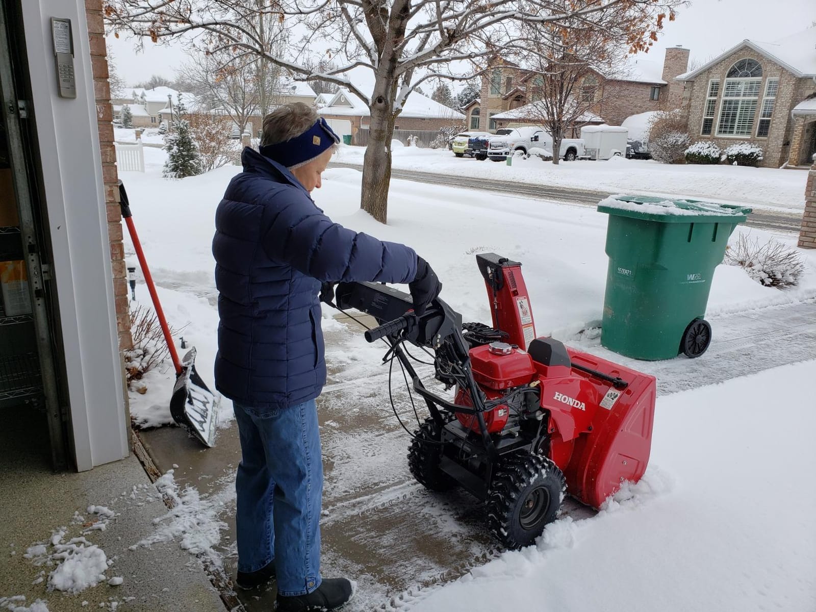 Honda HSS724 23.8-Inch Two Stage Snow Blower (HSS724AAWD) | Electric Start, Pneumatic Sure-Grip Tires, Clears Up to 1500 Pounds per Minute, 49-Foot Max Throwing Distance, Self-Propelled customer photo 2