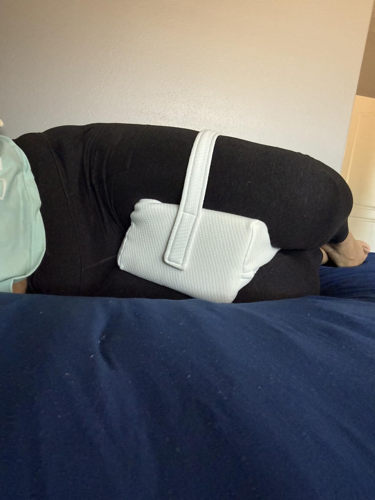 Everlasting Comfort Memory Foam Knee Pillow for Side Sleepers - Sciatica Pain Relief Pillow, Removable Strap Support - Leg Pillows for Sleeping Alignment, Knees, Back & Hip Cushion customer photo 1