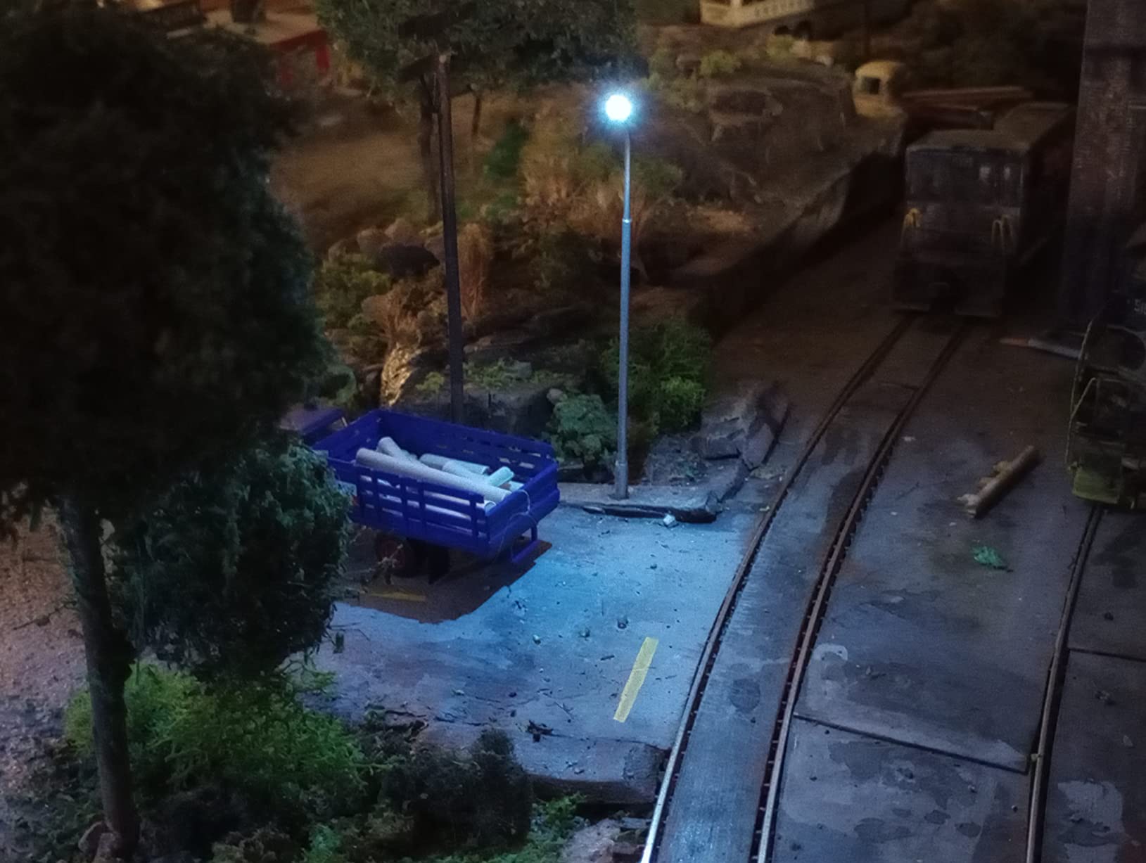 Yetaha 20Pcs Model Railway Train Model Street Lights, LED Dual Lampposts, HO OO Scale, Dual Heads Gauge Model Street Light Layout, LEDs Light 3V Train Scenery Miniature Accessories customer photo 1