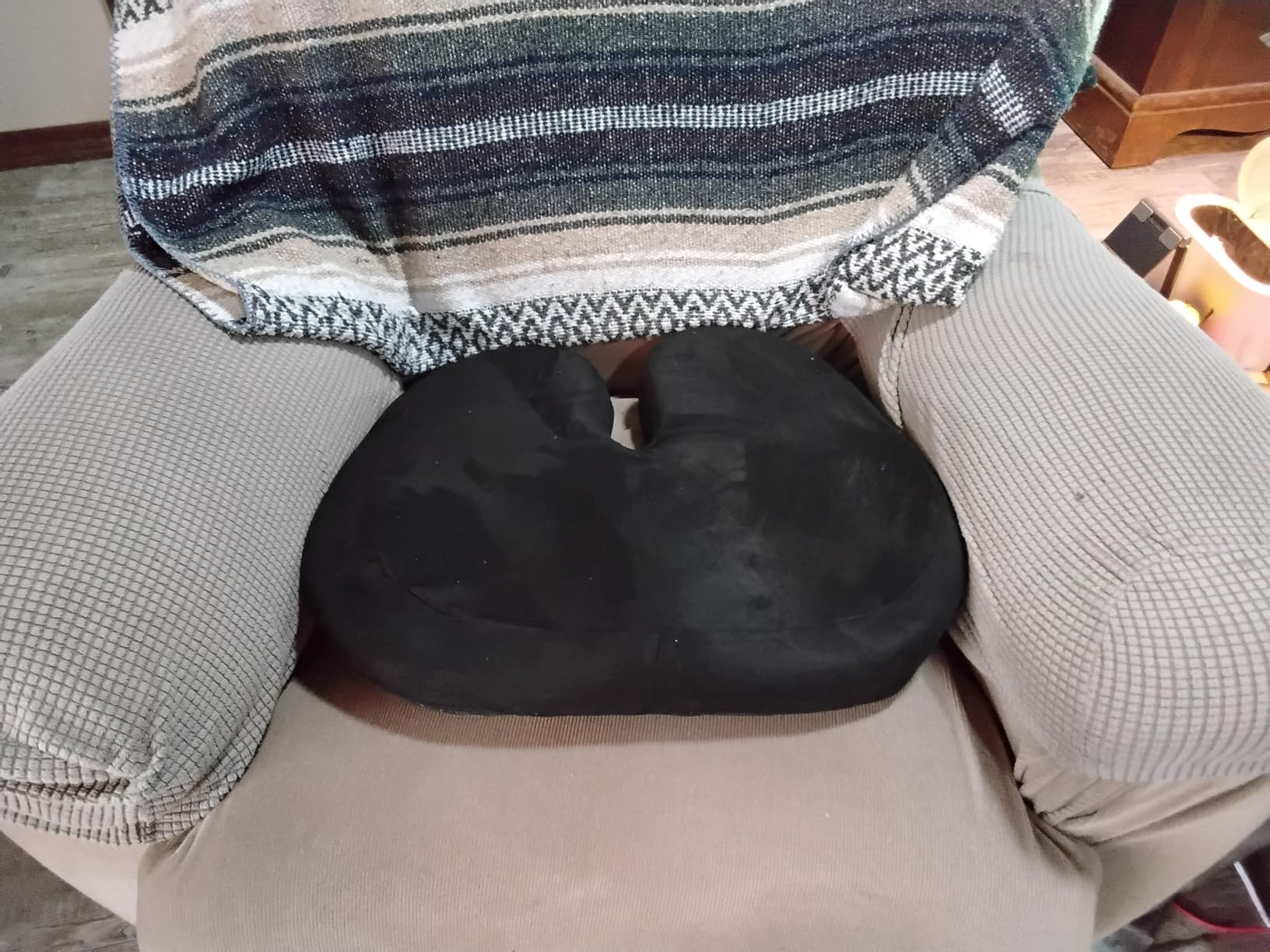 5 STARS UNITED Seat Cushion - Memory Foam Chair Cushion for Tailbone Pain Relief - Ergonomic Support for Coccyx, Sciatica & Butt - Office, Desk & Gaming Chair, Car Seat, Wheelchair, Airplane, Black customer photo 2