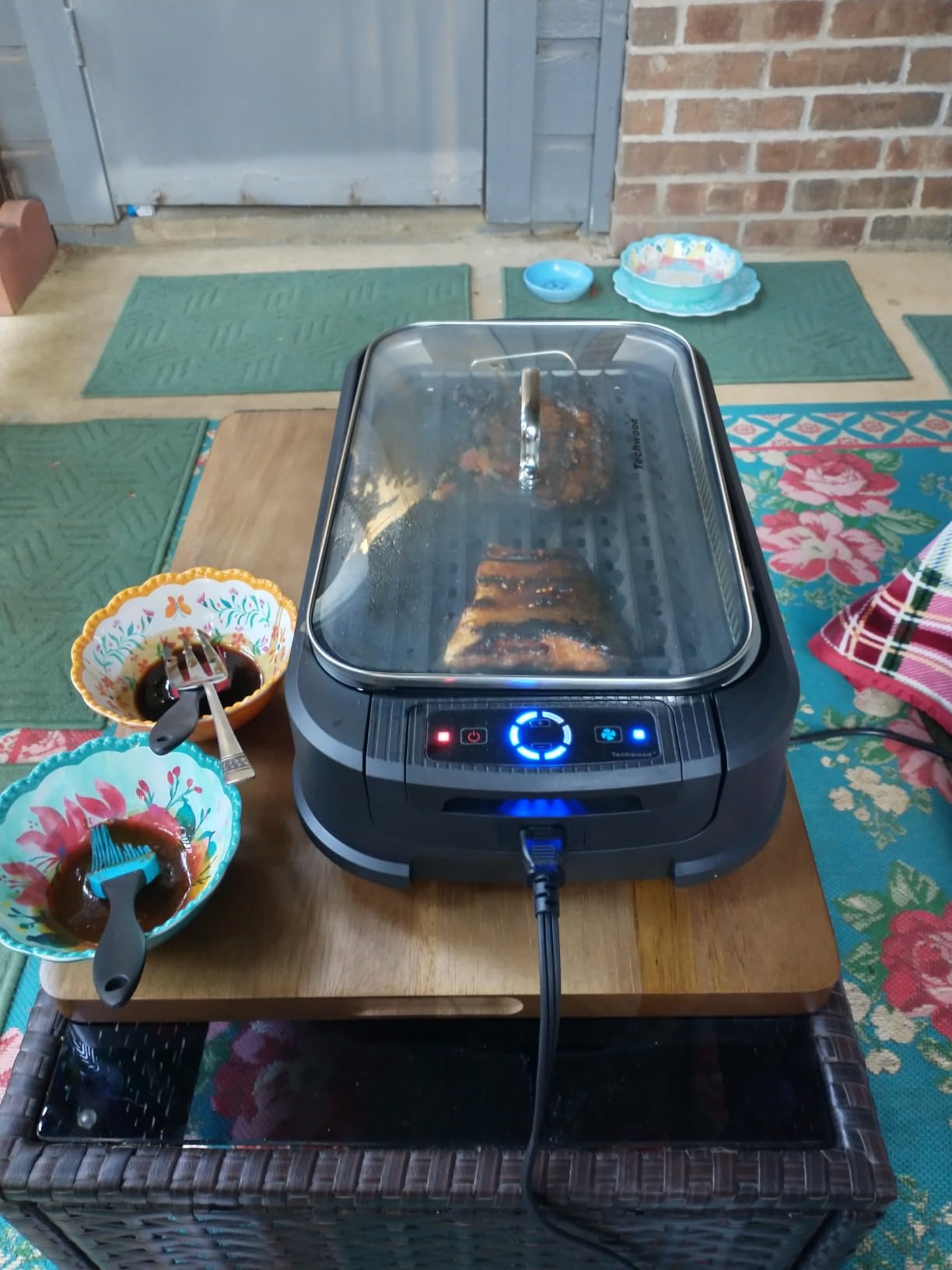 Indoor Smokeless Grill, Techwood 1500W Electric Indoor Grill with Tempered Glass Lid, Portable Non-stick BBQ Korean, Turbo Smoke Extractor Technology, Drip Tray & Double Removable Plate, Black customer photo 1