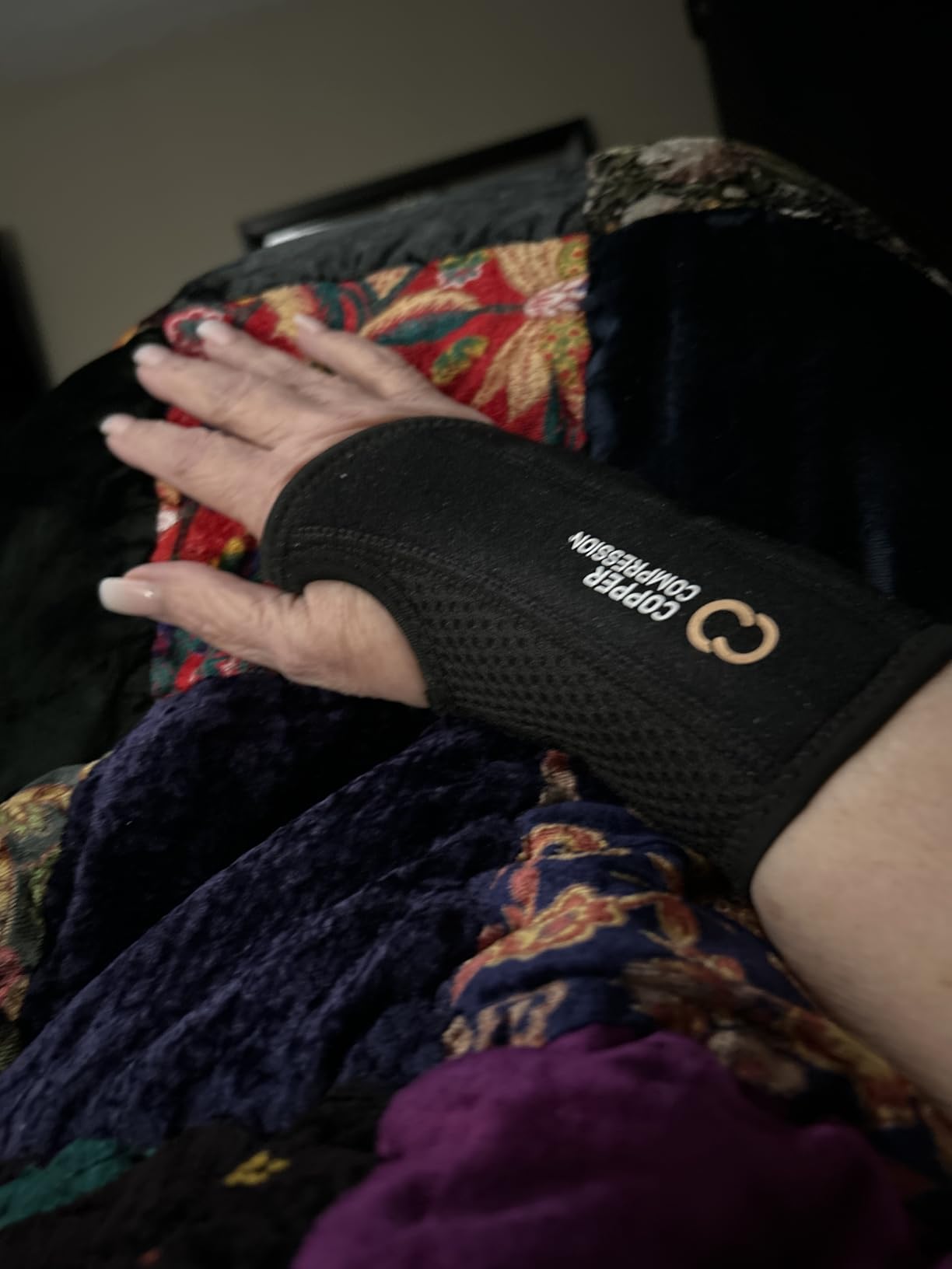 Copper Compression Advanced Wrist Brace - Copper Infused Adjustable Orthopedic Support Splint for Pain, Carpal Tunnel, Arthritis, Tennis Elbow, Tendinitis, RSI, Ganglion Cyst for Men Women Right S/M customer photo 1
