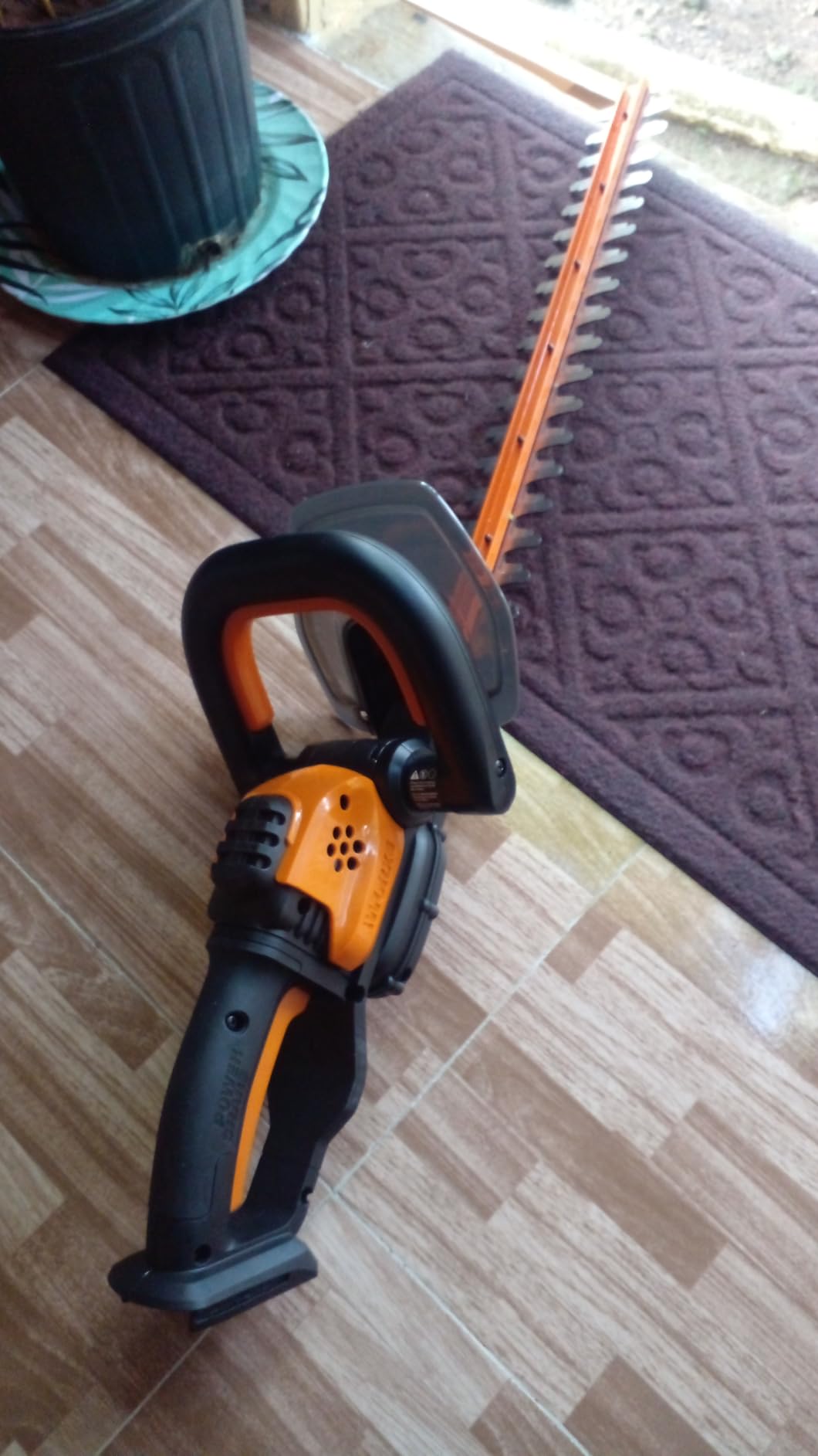 WORX Cordless Hedge Trimmer, 20V 22 Inch Bush Trimmer, WG261, 22 inch dual-action blade, lightweight 5.5-lb design, 20V 2.0A battery and charger included, PowerShare customer photo 1