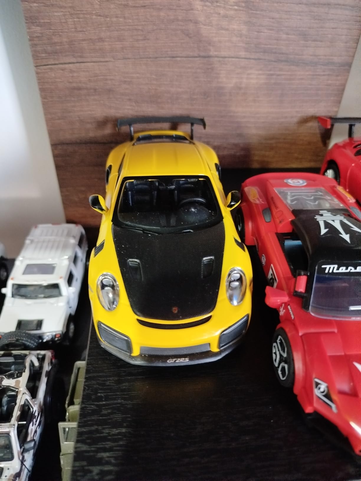 Maisto Porsche 911 GT2 RS Yellow with Carbon Hood and Gold Wheels Special Edition 1/24 Diecast Model Car customer photo 2