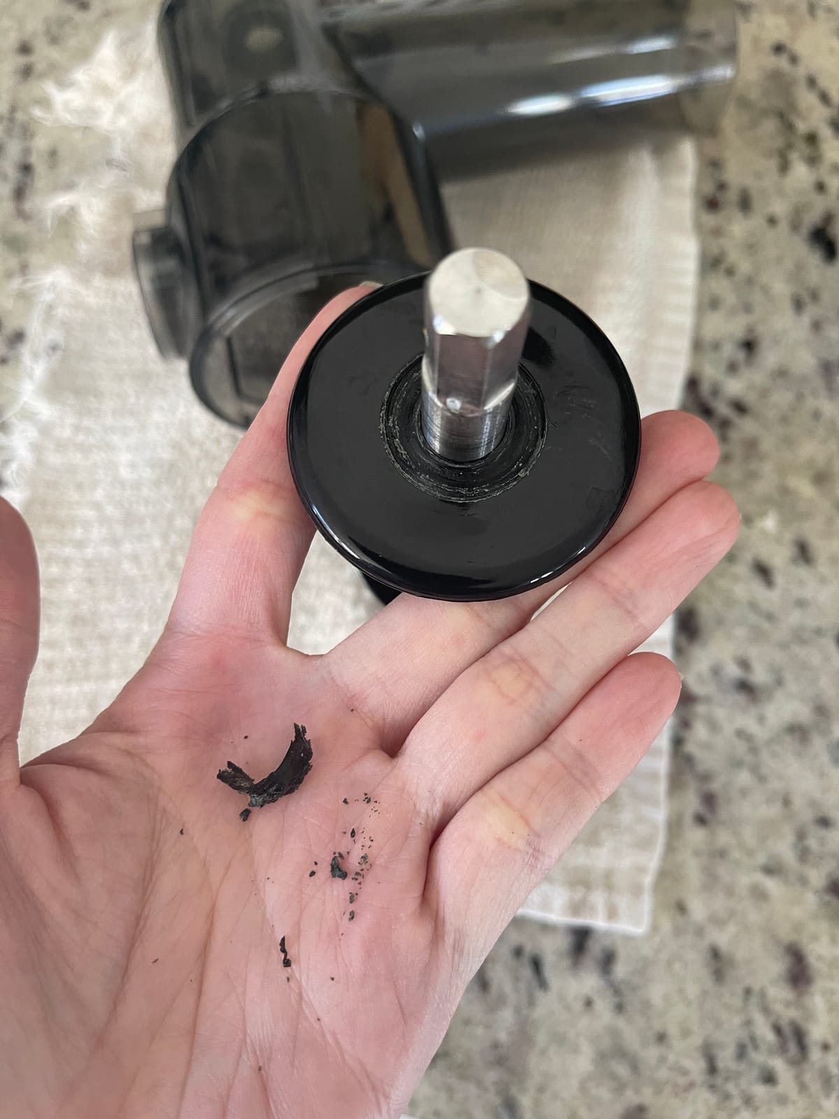 Juicer, Jocuu Slow Masticating Juicer Machines Easy to Clean, Soft/Hard Two Speed Quiet Motor Reverse Function Anti-Clogging, Cold Press Juice Extractor with Brush & Recipes customer photo 2